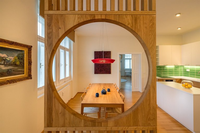 Třípokojový byt v Praze na Vinohradech. Vesele laděný obývací pokoj pro rodinu s využitím přírodních materiálů, kontrastních barev, uměleckých děl a masivních…