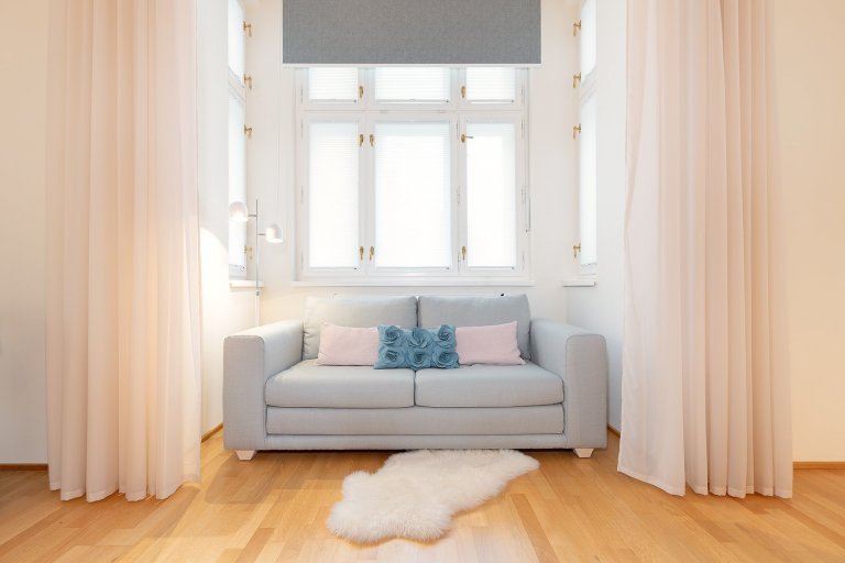 Třípokojový byt v Praze na Vinohradech. Vesele laděný obývací pokoj pro rodinu s využitím přírodních materiálů, kontrastních barev, uměleckých děl a masivních…