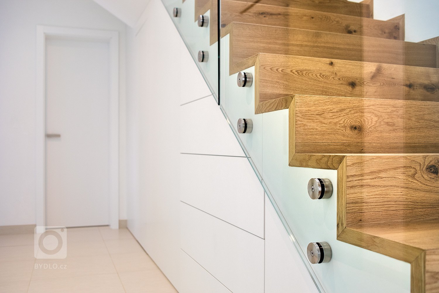 Minimalistický interiér nově postavené vily na okraji Prahy.&nbsp;

O kompletní návrh se postaralo studio Toulec architekti.
