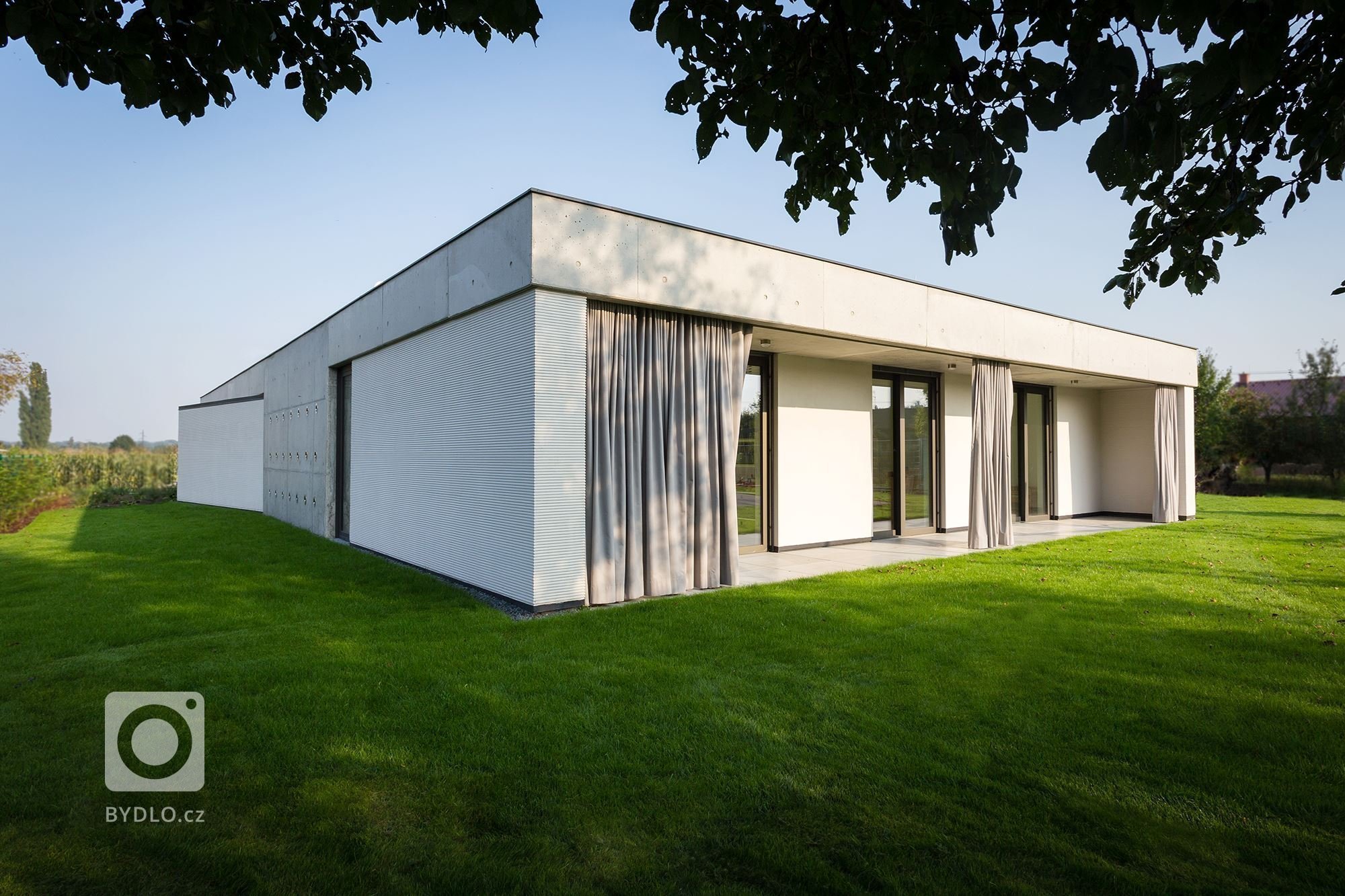 Projekt rodinného domu je koncipován tak, aby poskytl maximální soukromí jeho obyvatelům vůči svému okolí. Jednoduchost linií, čistota materiálů a střízlivá…