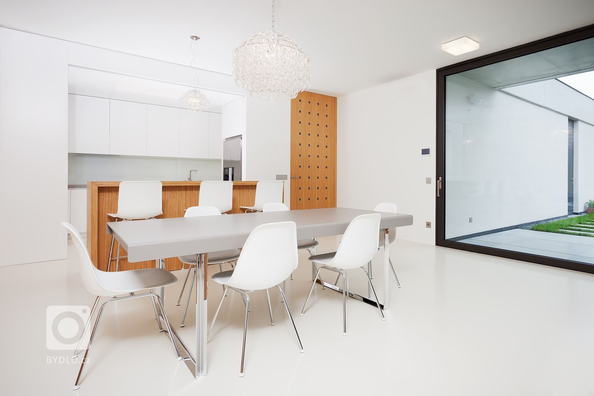 Projekt rodinného domu je koncipován tak, aby poskytl maximální soukromí jeho obyvatelům vůči svému okolí. Jednoduchost linií, čistota materiálů a střízlivá…