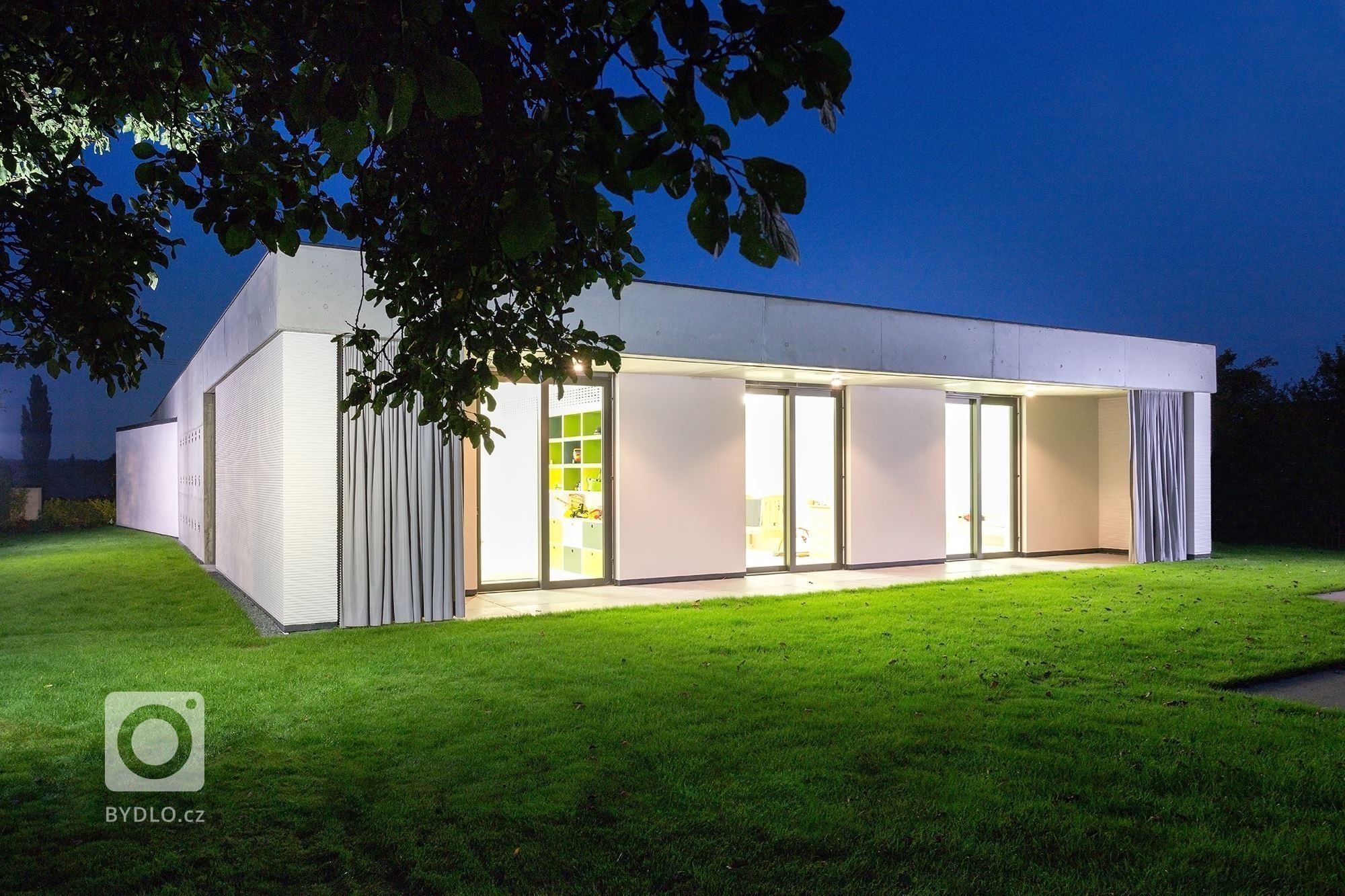 Projekt rodinného domu je koncipován tak, aby poskytl maximální soukromí jeho obyvatelům vůči svému okolí. Jednoduchost linií, čistota materiálů a střízlivá…