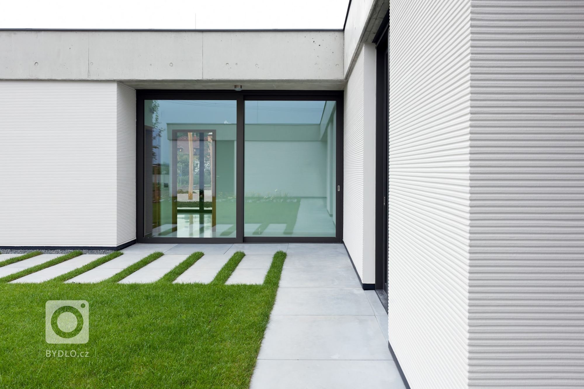 Projekt rodinného domu je koncipován tak, aby poskytl maximální soukromí jeho obyvatelům vůči svému okolí. Jednoduchost linií, čistota materiálů a střízlivá…