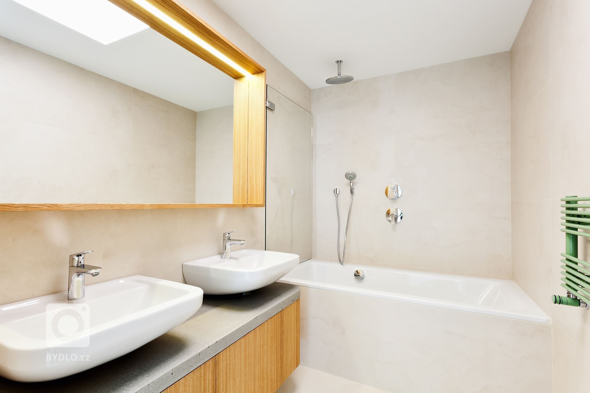 Projekt rodinného domu je koncipován tak, aby poskytl maximální soukromí jeho obyvatelům vůči svému okolí. Jednoduchost linií, čistota materiálů a střízlivá…