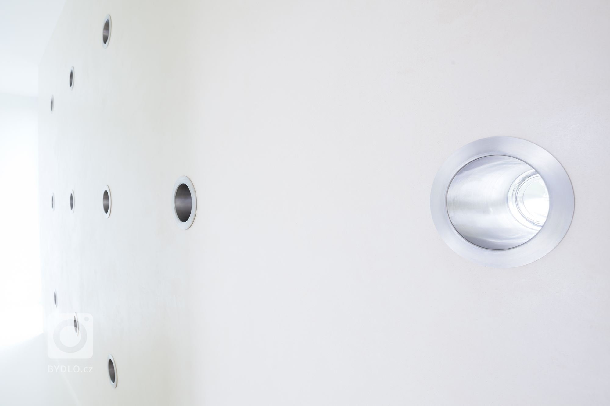 Projekt rodinného domu je koncipován tak, aby poskytl maximální soukromí jeho obyvatelům vůči svému okolí. Jednoduchost linií, čistota materiálů a střízlivá…