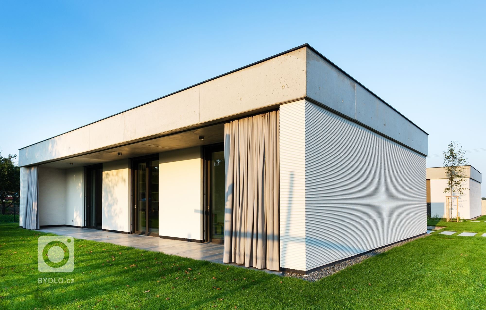 Projekt rodinného domu je koncipován tak, aby poskytl maximální soukromí jeho obyvatelům vůči svému okolí. Jednoduchost linií, čistota materiálů a střízlivá…