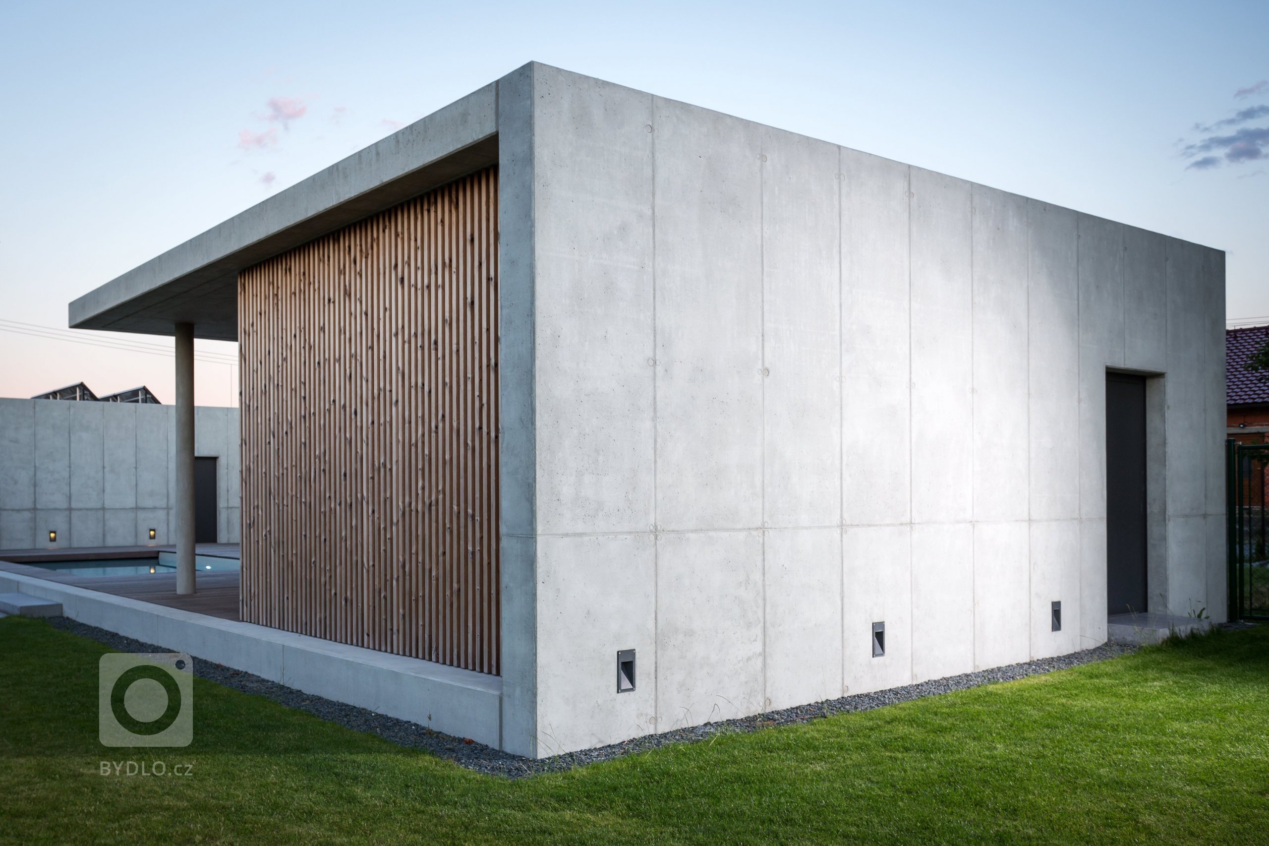 Zahradní pavilon byl realizován jako 2. etapa&nbsp;rodinného domu v&nbsp;Olomouci - Slavoníně. Pavilon je umístěn na jižní hranici pozemku a zakončuje pohled z…