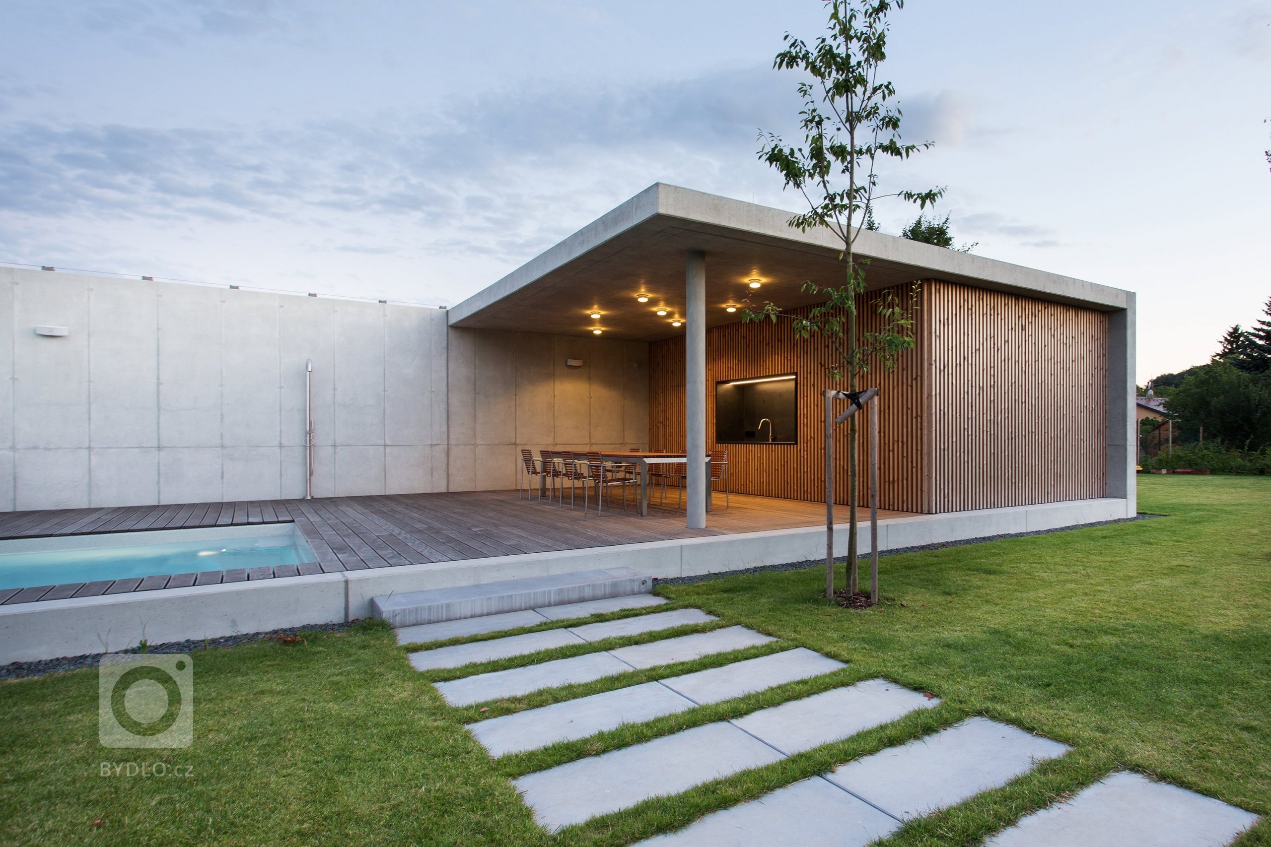 Zahradní pavilon byl realizován jako 2. etapa&nbsp;rodinného domu v&nbsp;Olomouci - Slavoníně. Pavilon je umístěn na jižní hranici pozemku a zakončuje pohled z…
