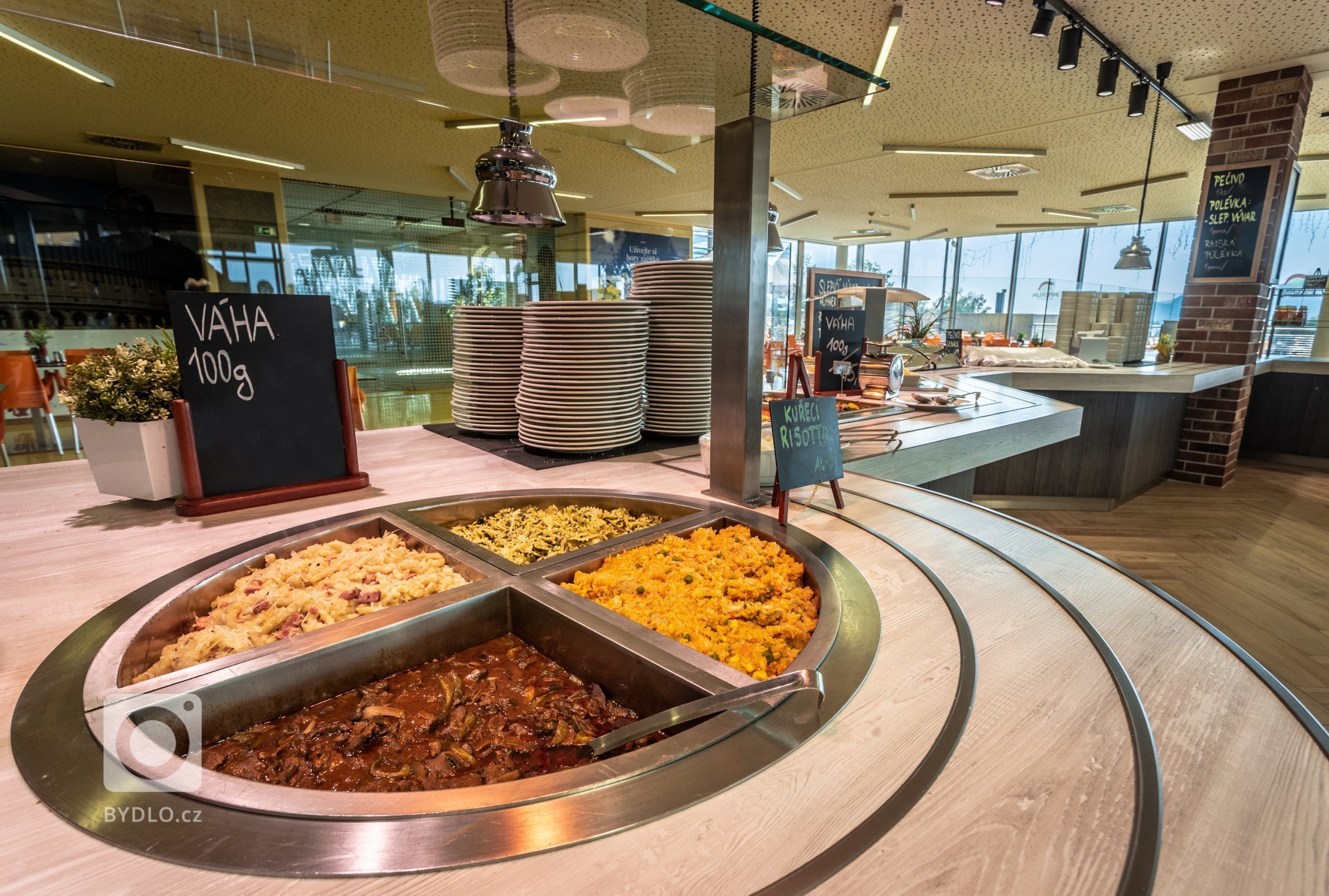 Aqualand Moravia se postupně převléká do přírodního a další fáze potkala i restauraci. Místo původní oranžové verze se žlutou podlahou jsem navrhl použití…