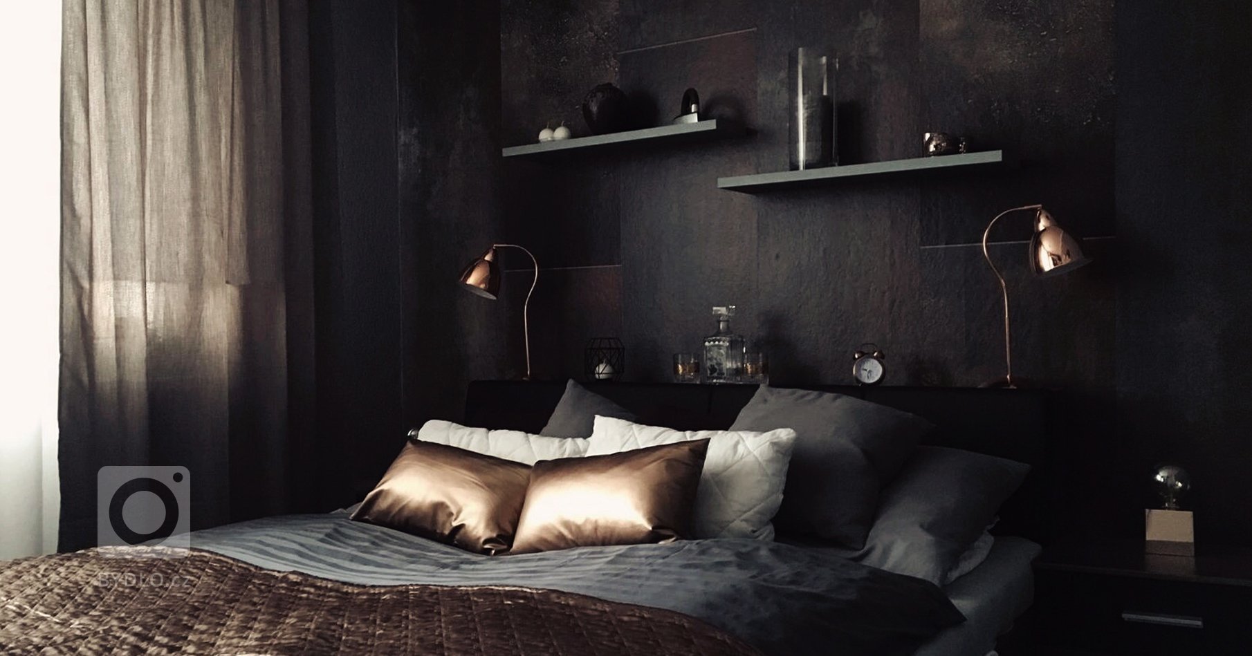 &bdquo;Tmavá ložnice jako doupě pro kvalitní spánek.&ldquo;

Kovové tóny s elegantním měděným akcentem, který je podpořen detaily retro žárovkového osvětlení…