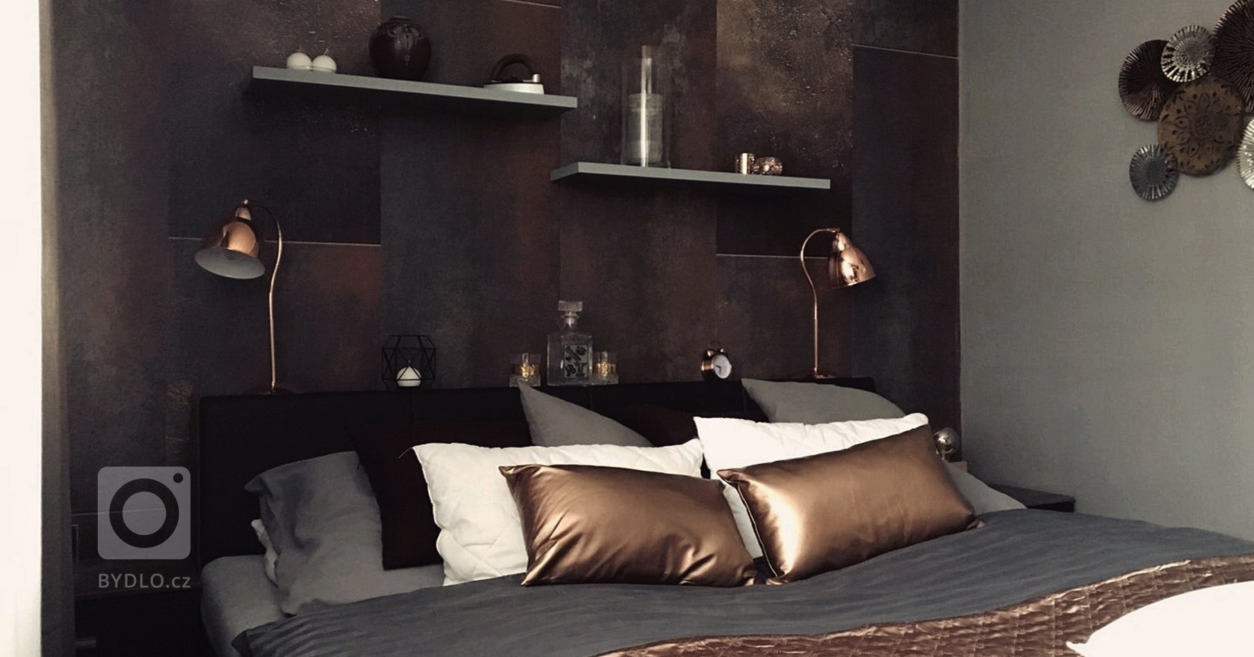 &bdquo;Tmavá ložnice jako doupě pro kvalitní spánek.&ldquo;

Kovové tóny s elegantním měděným akcentem, který je podpořen detaily retro žárovkového osvětlení…