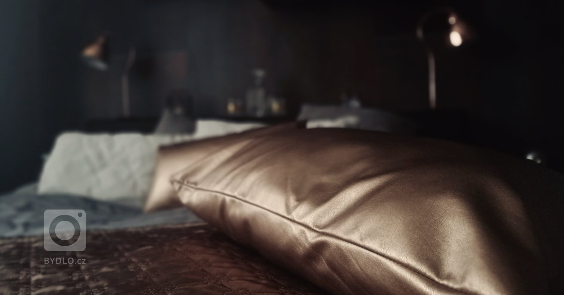 &bdquo;Tmavá ložnice jako doupě pro kvalitní spánek.&ldquo;

Kovové tóny s elegantním měděným akcentem, který je podpořen detaily retro žárovkového osvětlení…