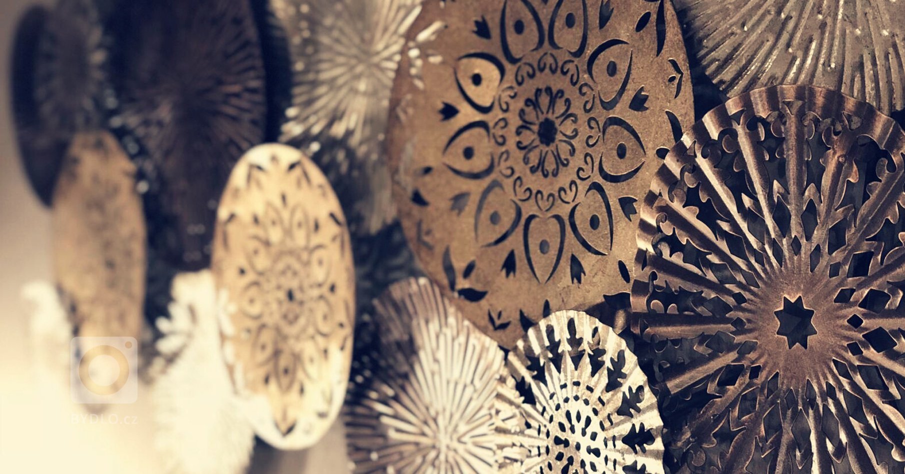 &bdquo;Tmavá ložnice jako doupě pro kvalitní spánek.&ldquo;

Kovové tóny s elegantním měděným akcentem, který je podpořen detaily retro žárovkového osvětlení…