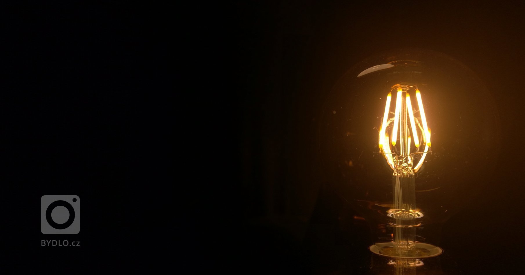 &bdquo;Tmavá ložnice jako doupě pro kvalitní spánek.&ldquo;

Kovové tóny s elegantním měděným akcentem, který je podpořen detaily retro žárovkového osvětlení…