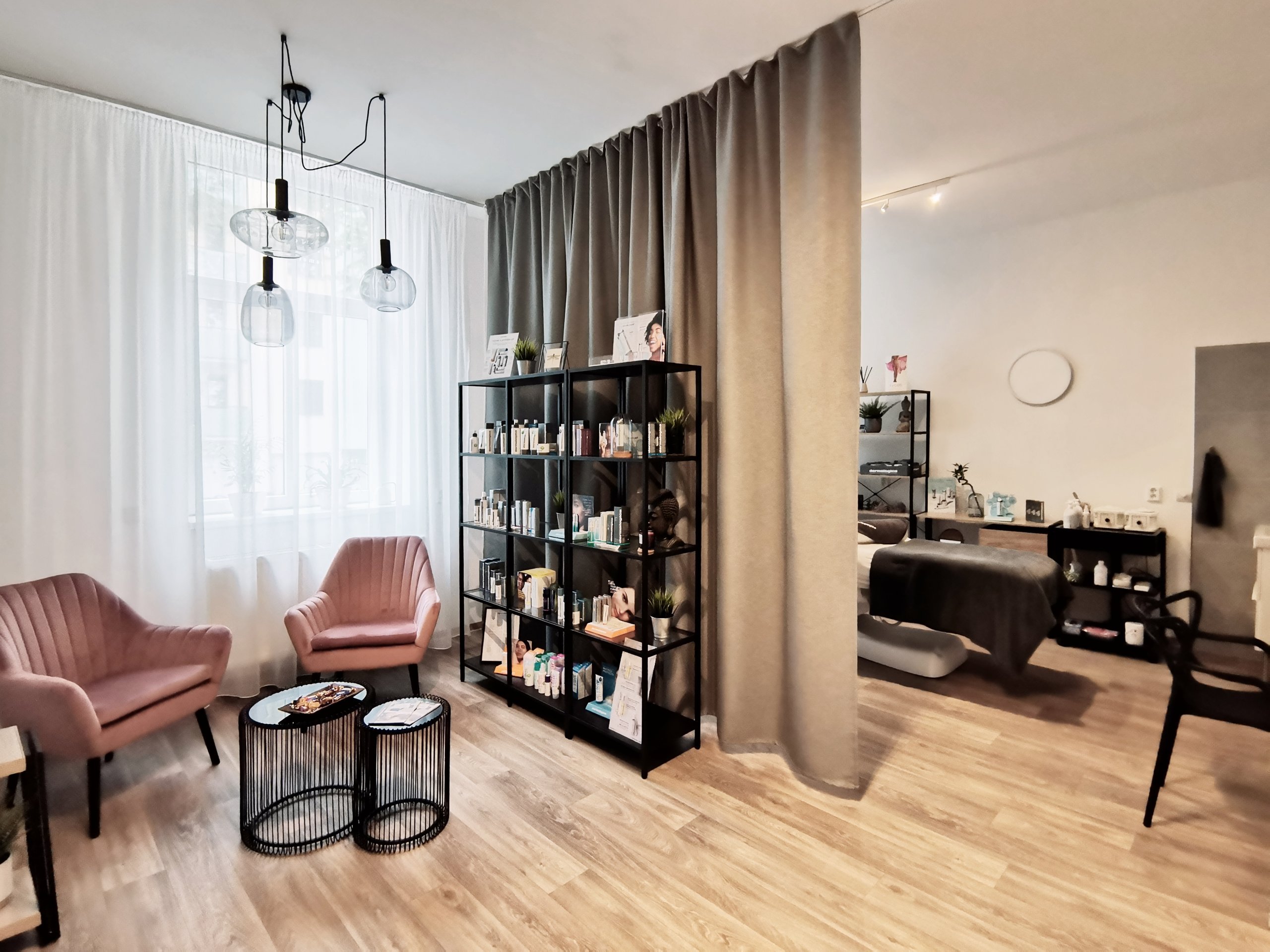 Moderní interiér nového salonu v&nbsp;Liberci vychází z&nbsp;konceptu netradičního materiálového řešení. U&nbsp;kosmetických salonů jste zvyklí na bílou barvu…