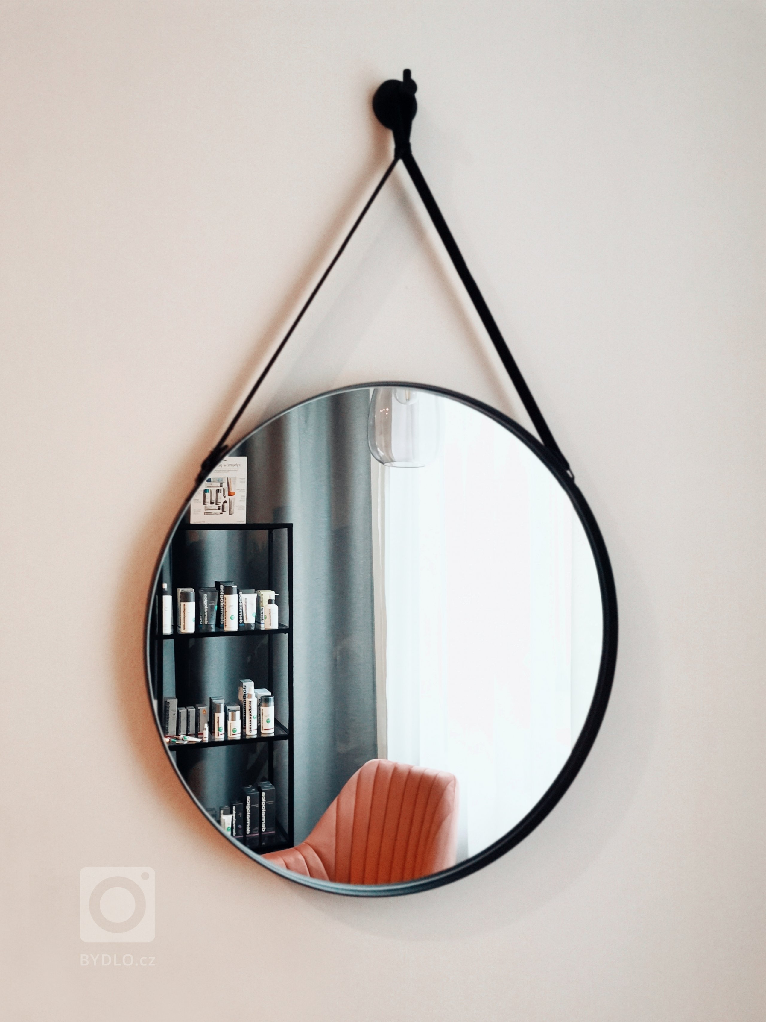 Moderní interiér nového salonu v&nbsp;Liberci vychází z&nbsp;konceptu netradičního materiálového řešení. U&nbsp;kosmetických salonů jste zvyklí na bílou barvu…