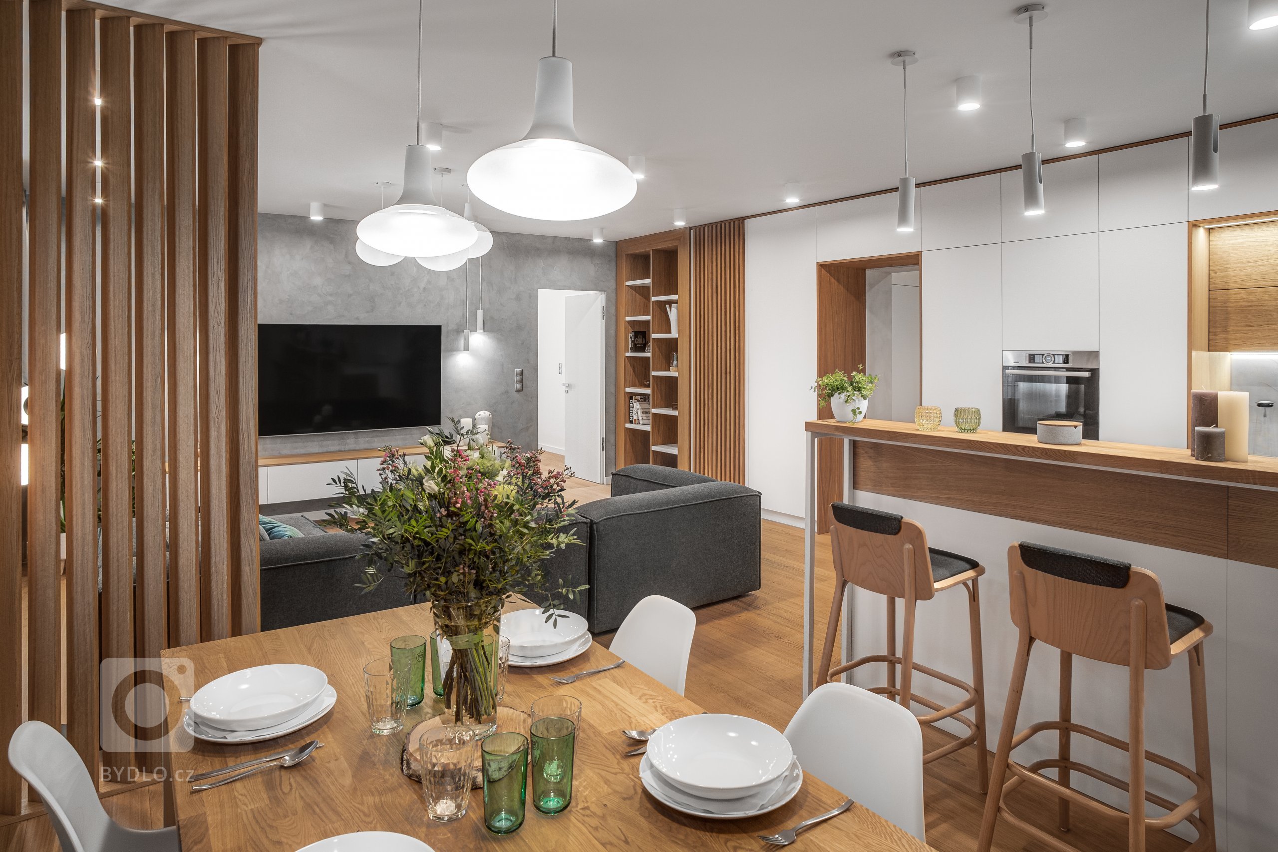 Interiér, ve světlých odstínech v&nbsp;kombinaci s&nbsp;dubovým dřevem s&nbsp;doplňkovým materiálem betonové stěrky. Ta je využita na pohledové části. Jako…