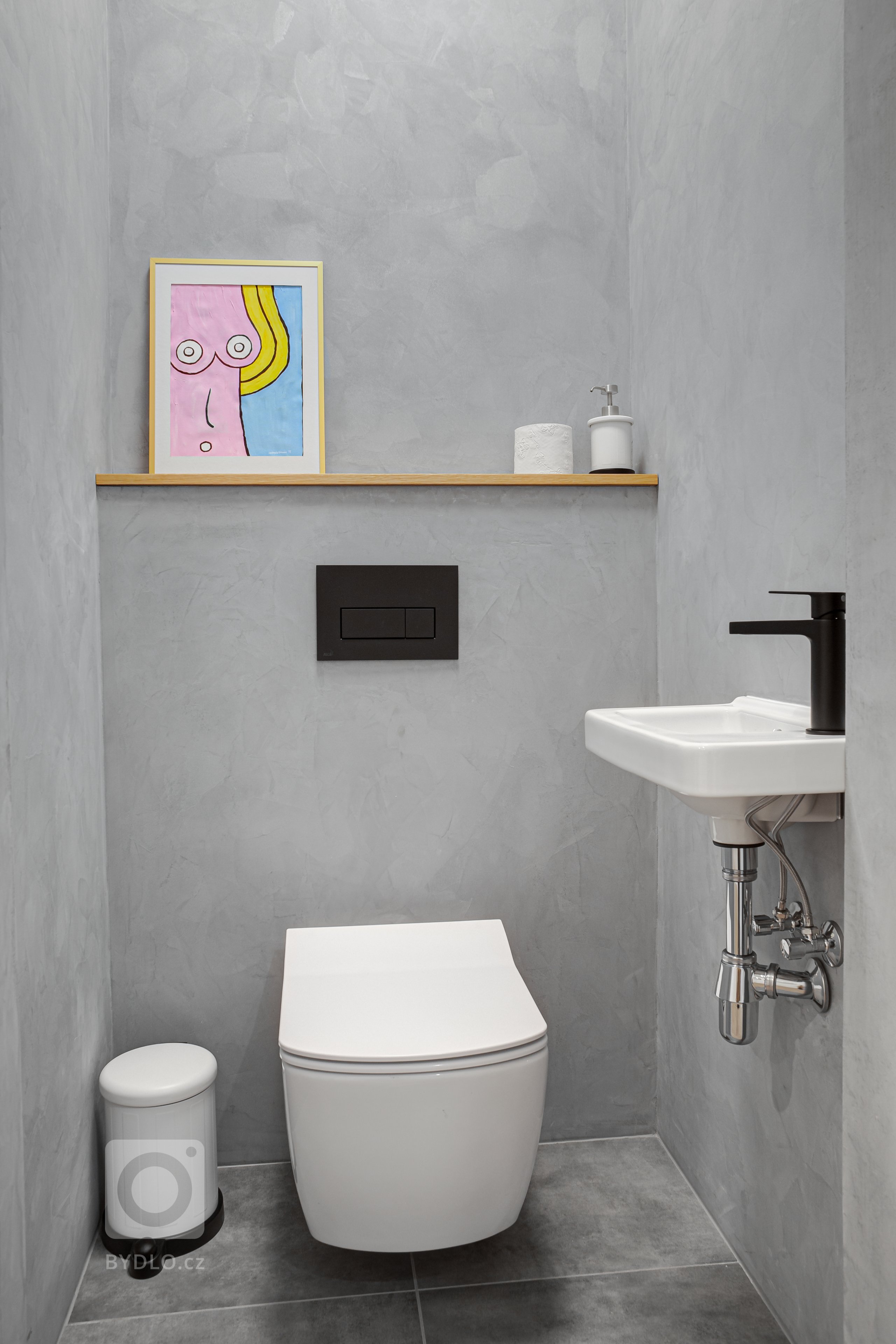 Interiér, ve světlých odstínech v&nbsp;kombinaci s&nbsp;dubovým dřevem s&nbsp;doplňkovým materiálem betonové stěrky. Ta je využita na pohledové části. Jako…