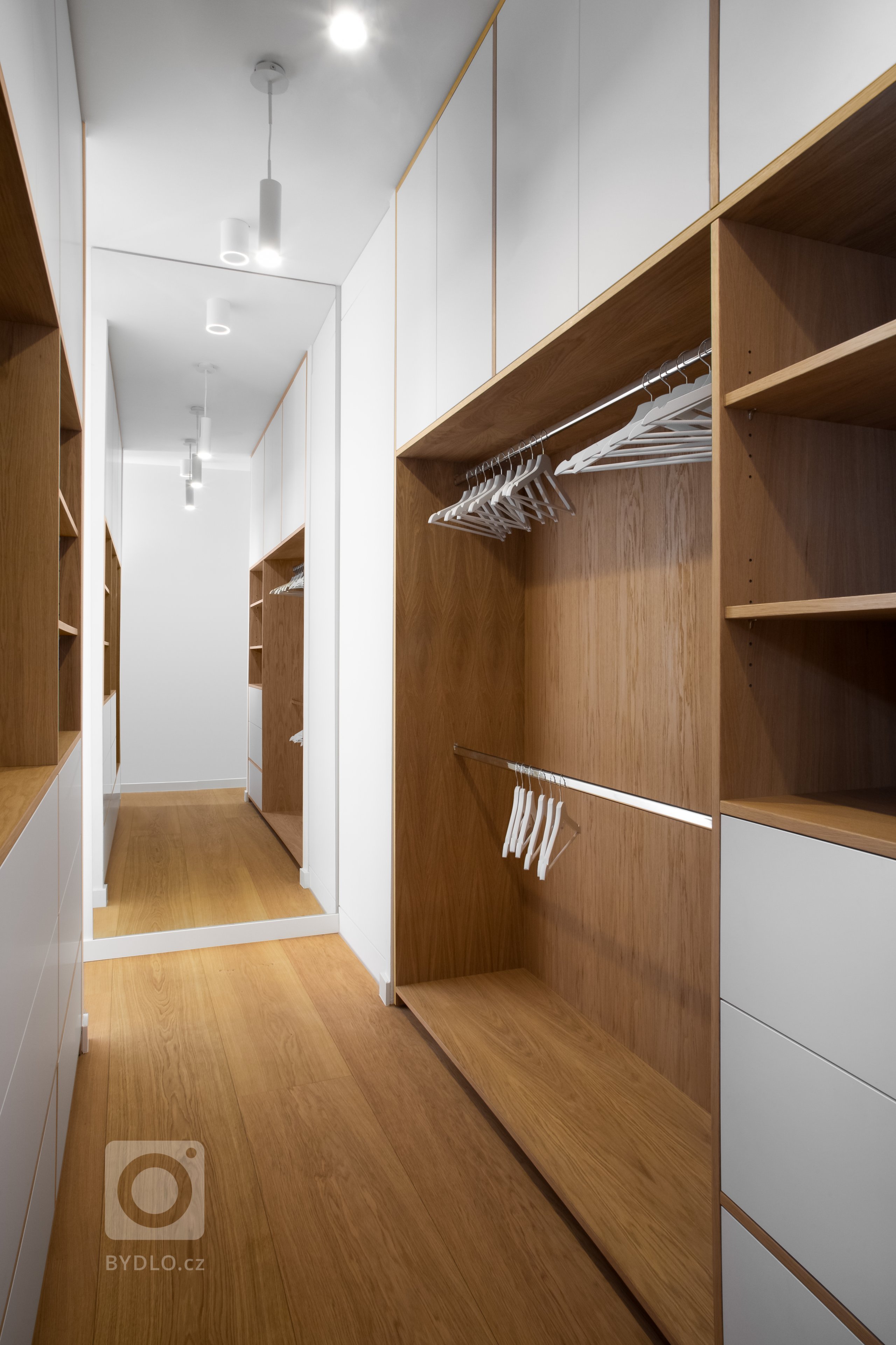 Interiér, ve světlých odstínech v&nbsp;kombinaci s&nbsp;dubovým dřevem s&nbsp;doplňkovým materiálem betonové stěrky. Ta je využita na pohledové části. Jako…