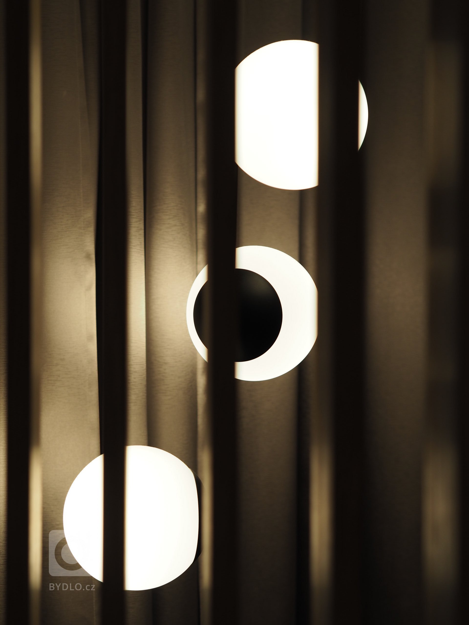 Interiér, ve světlých odstínech v&nbsp;kombinaci s&nbsp;dubovým dřevem s&nbsp;doplňkovým materiálem betonové stěrky. Ta je využita na pohledové části. Jako…