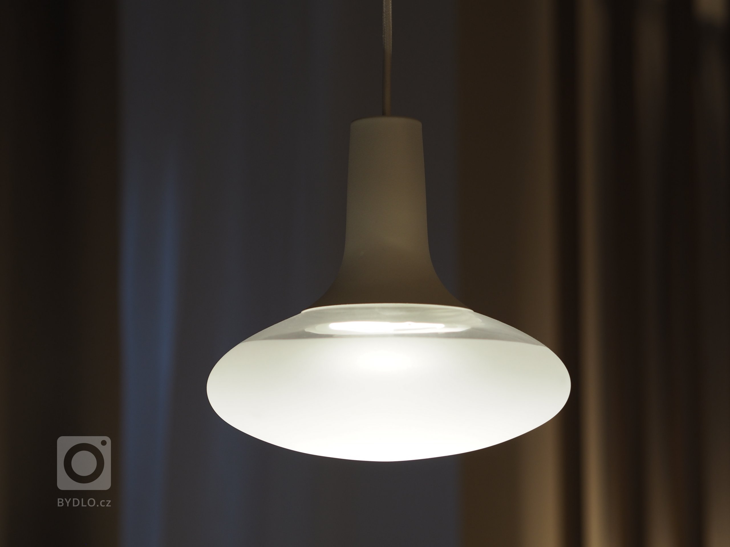 Interiér, ve světlých odstínech v&nbsp;kombinaci s&nbsp;dubovým dřevem s&nbsp;doplňkovým materiálem betonové stěrky. Ta je využita na pohledové části. Jako…