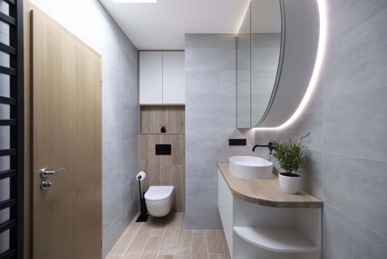 Koupelna je navržena v&nbsp;přírodních tónech dekoru dubu, který se propisuje na dlažbě na podlaze a&nbsp;obložení nik či&nbsp;toalety. Dále pak na desce…