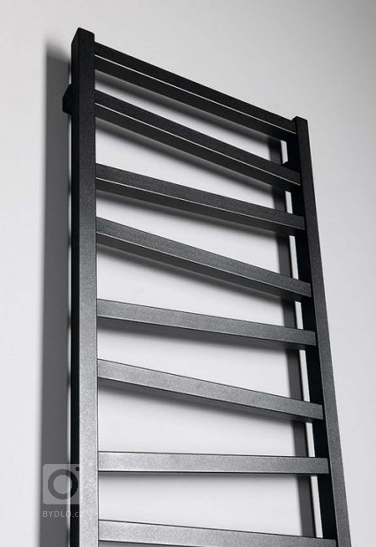 Koupelna je navržena v&nbsp;přírodních tónech dekoru dubu, který se propisuje na dlažbě na podlaze a&nbsp;obložení nik či&nbsp;toalety. Dále pak na desce…