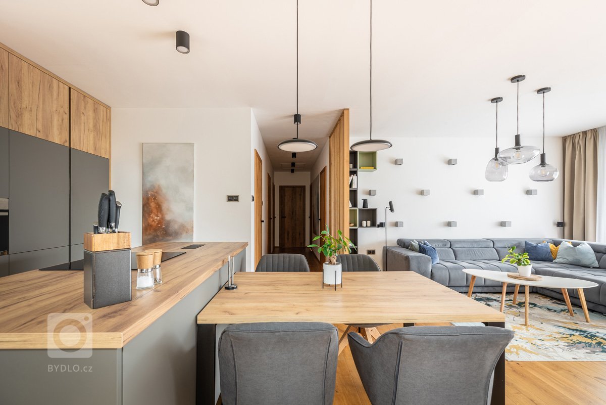 Pro mladý pracující pár, který tráví hodně času prací, ale má rád svou pohodu doma, vznikl návrh interiéru s&nbsp;důrazem na přírodní materiály. Bylo to…