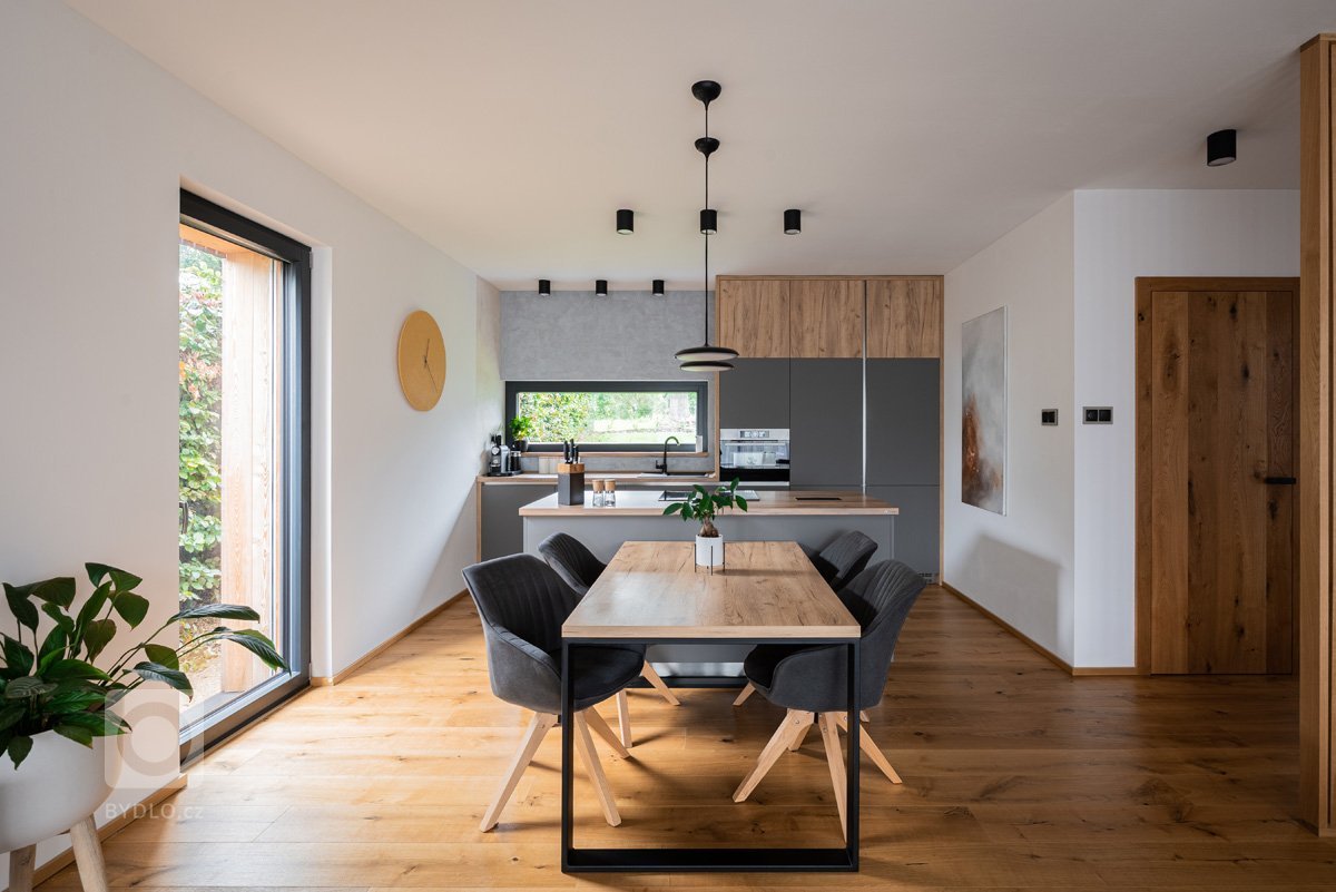 Pro mladý pracující pár, který tráví hodně času prací, ale má rád svou pohodu doma, vznikl návrh interiéru s&nbsp;důrazem na přírodní materiály. Bylo to…