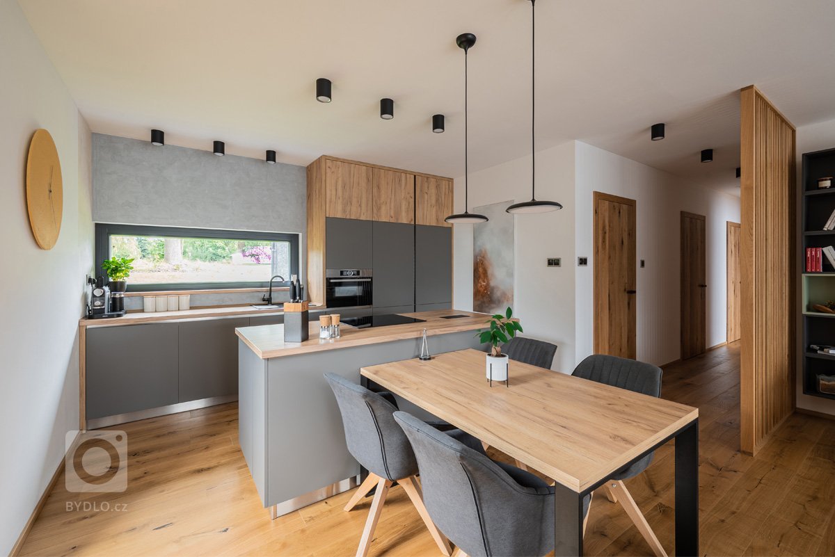 Pro mladý pracující pár, který tráví hodně času prací, ale má rád svou pohodu doma, vznikl návrh interiéru s&nbsp;důrazem na přírodní materiály. Bylo to…