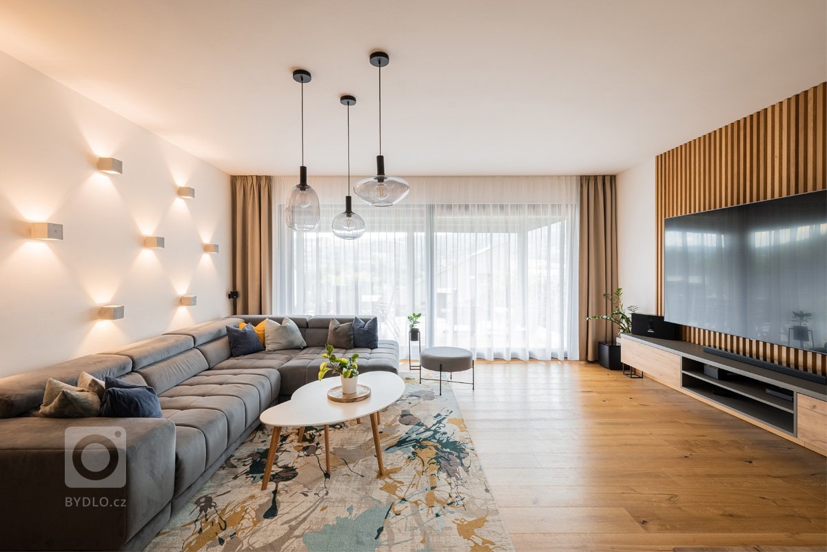 Pro mladý pracující pár, který tráví hodně času prací, ale má rád svou pohodu doma, vznikl návrh interiéru s&nbsp;důrazem na přírodní materiály. Bylo to…