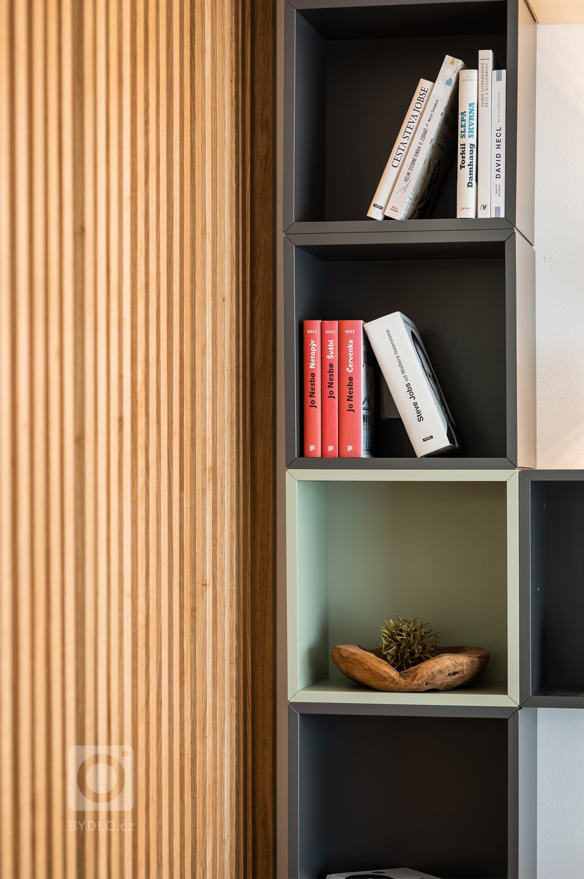 Pro mladý pracující pár, který tráví hodně času prací, ale má rád svou pohodu doma, vznikl návrh interiéru s&nbsp;důrazem na přírodní materiály. Bylo to…