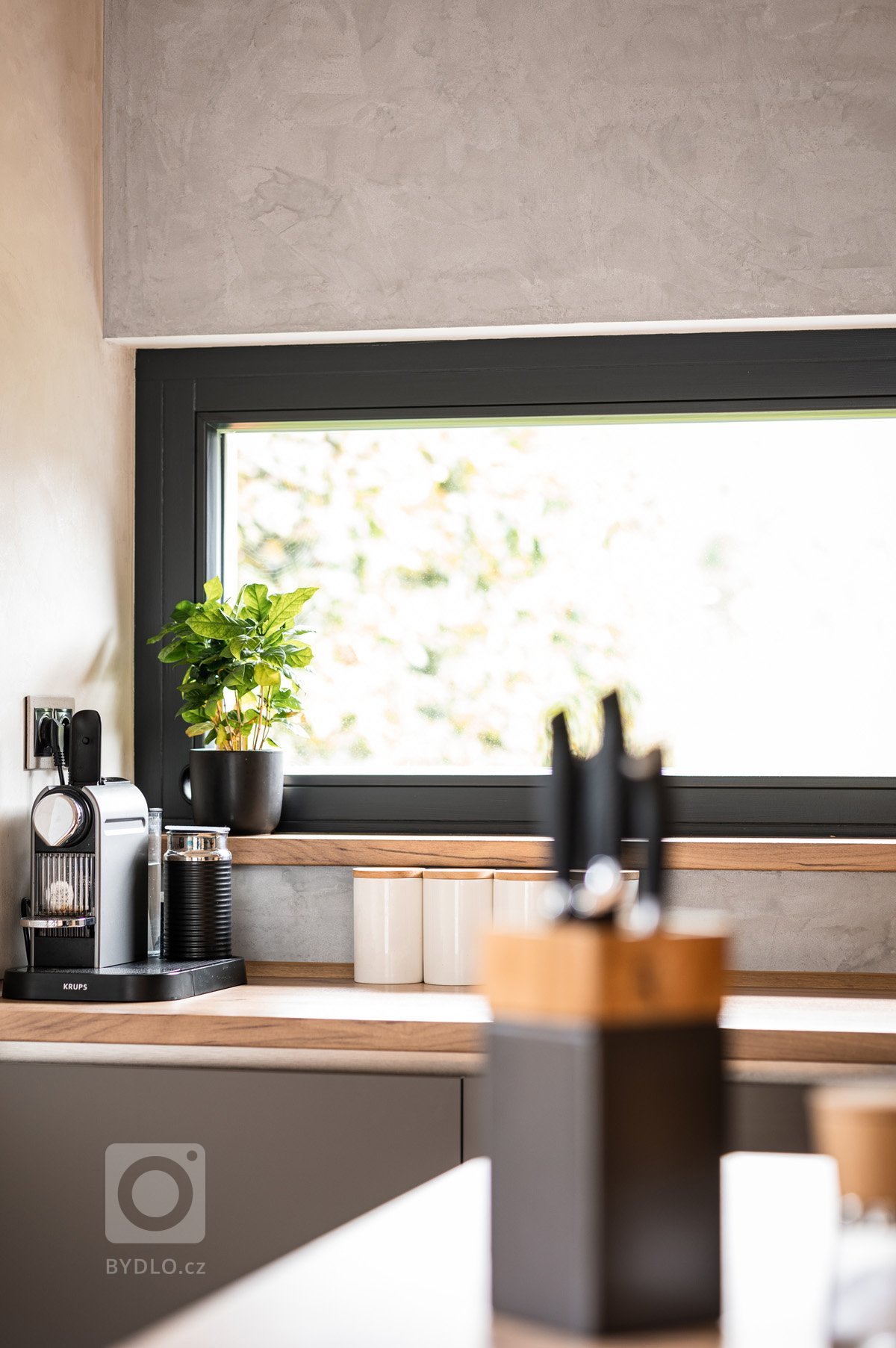 Pro mladý pracující pár, který tráví hodně času prací, ale má rád svou pohodu doma, vznikl návrh interiéru s&nbsp;důrazem na přírodní materiály. Bylo to…