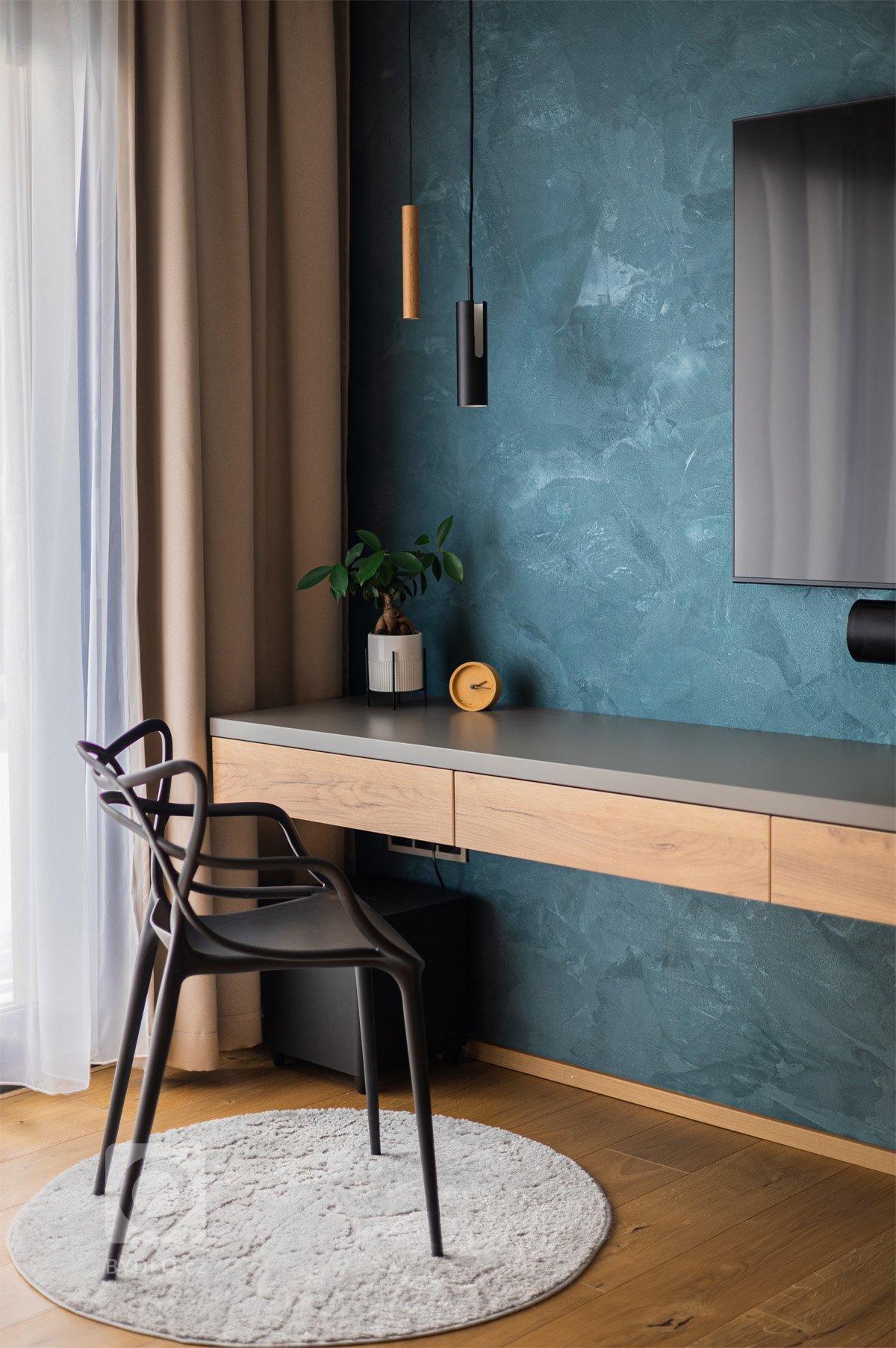 Pro mladý pracující pár, který tráví hodně času prací, ale má rád svou pohodu doma, vznikl návrh interiéru s&nbsp;důrazem na přírodní materiály. Bylo to…