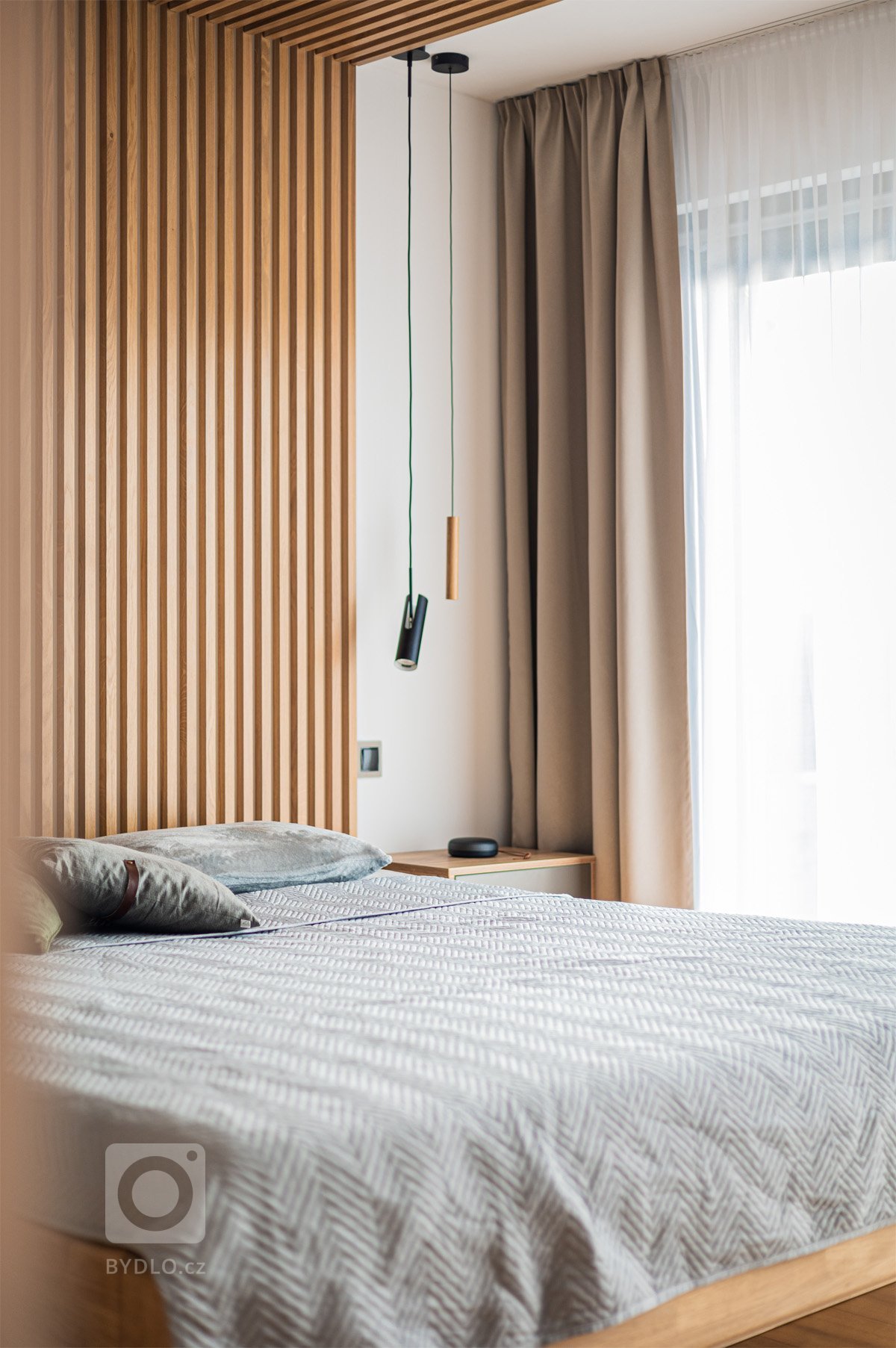 Pro mladý pracující pár, který tráví hodně času prací, ale má rád svou pohodu doma, vznikl návrh interiéru s&nbsp;důrazem na přírodní materiály. Bylo to…