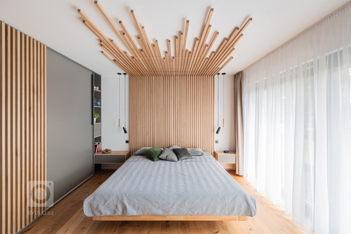 Pro mladý pracující pár, který tráví hodně času prací, ale má rád svou pohodu doma, vznikl návrh interiéru s&nbsp;důrazem na přírodní materiály. Bylo to…