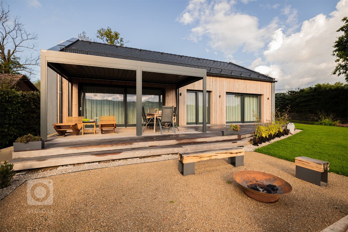 Pro mladý pracující pár, který tráví hodně času prací, ale má rád svou pohodu doma, vznikl návrh interiéru s&nbsp;důrazem na přírodní materiály. Bylo to…