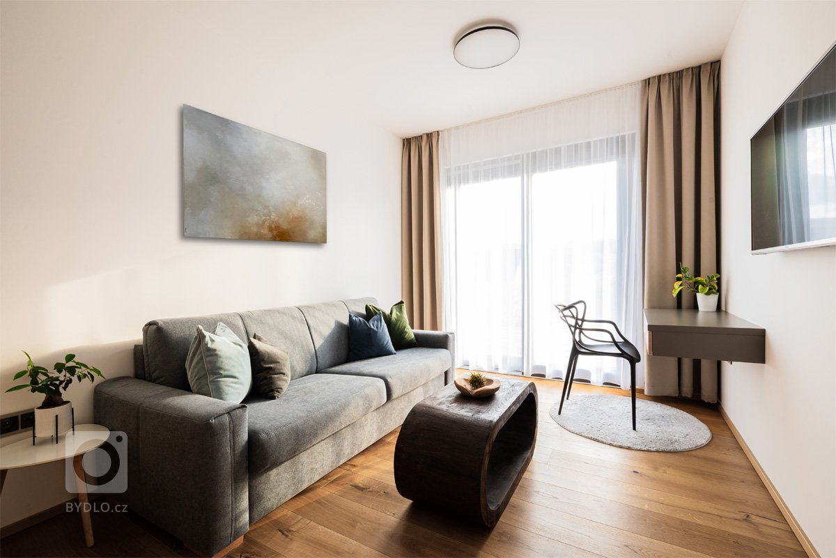 Pro mladý pracující pár, který tráví hodně času prací, ale má rád svou pohodu doma, vznikl návrh interiéru s&nbsp;důrazem na přírodní materiály. Bylo to…