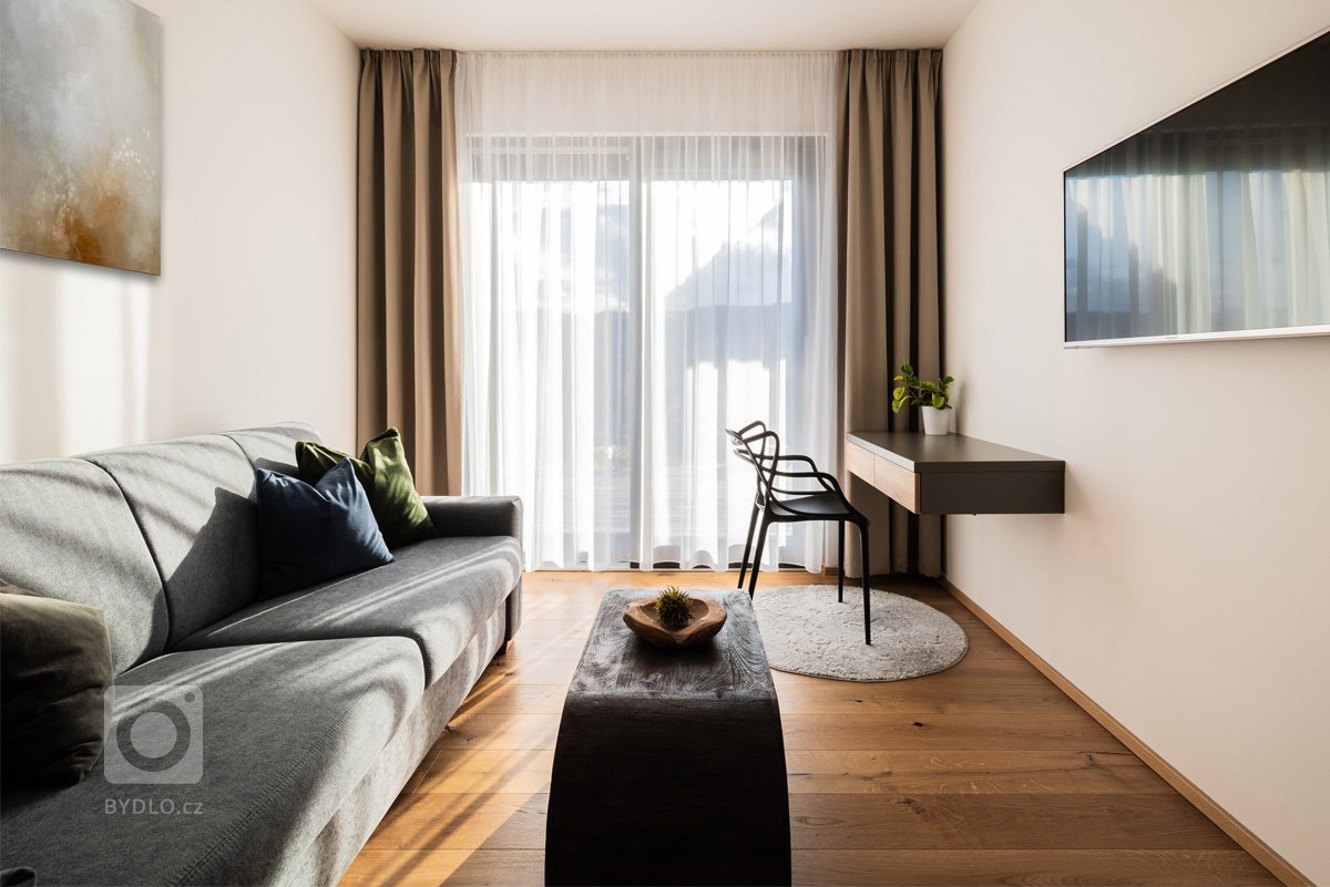 Pro mladý pracující pár, který tráví hodně času prací, ale má rád svou pohodu doma, vznikl návrh interiéru s&nbsp;důrazem na přírodní materiály. Bylo to…