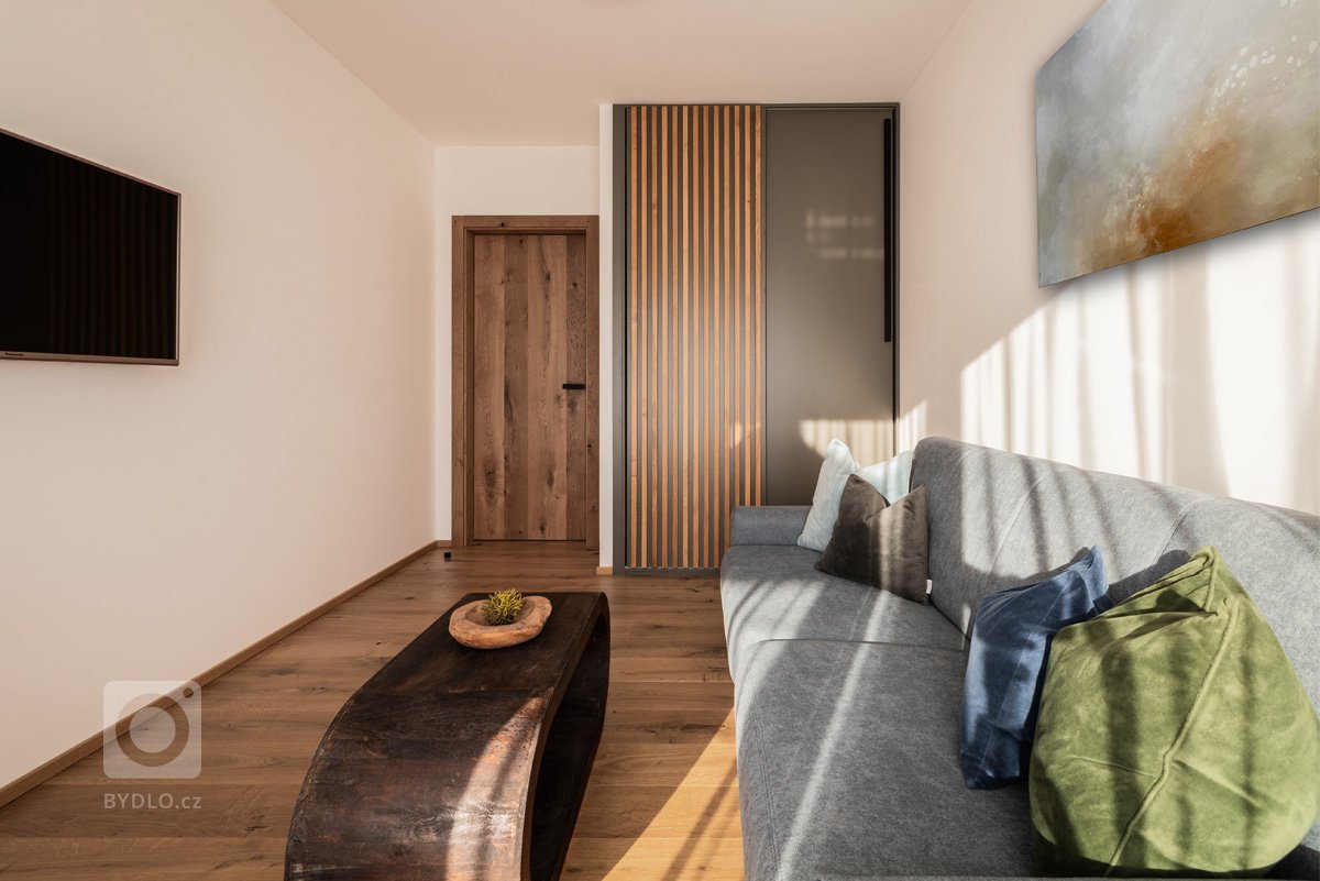 Pro mladý pracující pár, který tráví hodně času prací, ale má rád svou pohodu doma, vznikl návrh interiéru s&nbsp;důrazem na přírodní materiály. Bylo to…