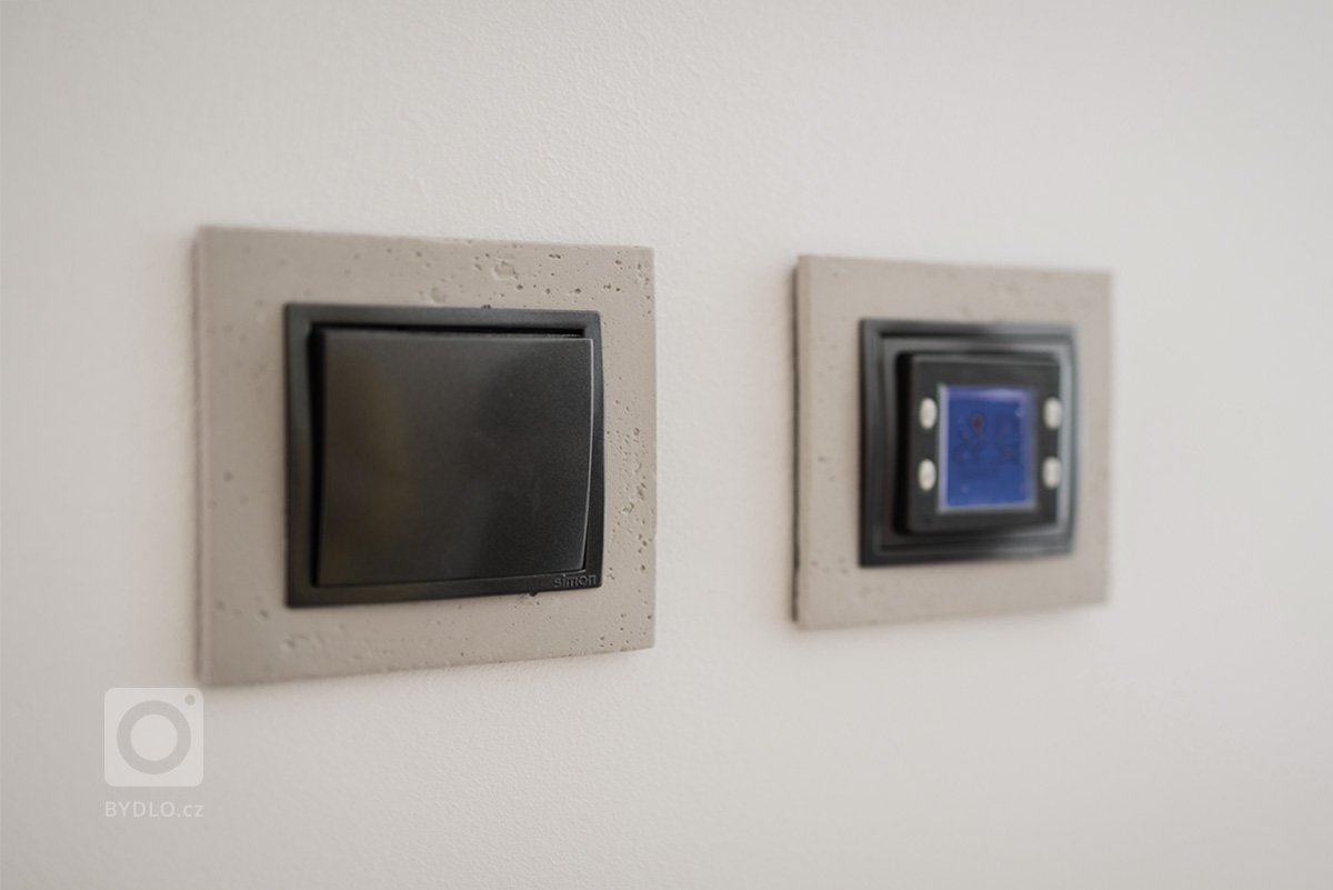 Pro mladý pracující pár, který tráví hodně času prací, ale má rád svou pohodu doma, vznikl návrh interiéru s&nbsp;důrazem na přírodní materiály. Bylo to…