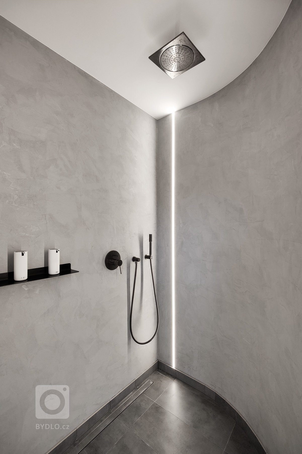 Pro mladý pracující pár, který tráví hodně času prací, ale má rád svou pohodu doma, vznikl návrh interiéru s&nbsp;důrazem na přírodní materiály. Bylo to…