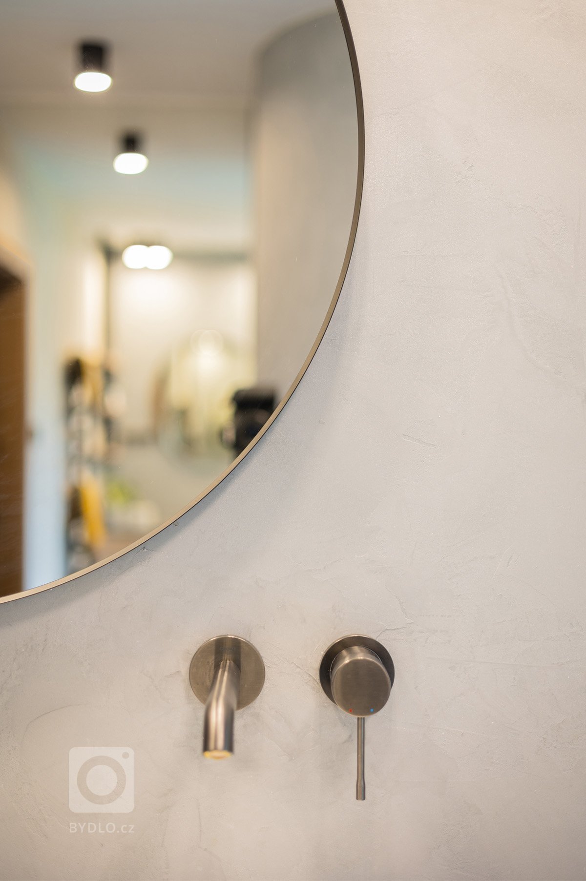 Pro mladý pracující pár, který tráví hodně času prací, ale má rád svou pohodu doma, vznikl návrh interiéru s&nbsp;důrazem na přírodní materiály. Bylo to…