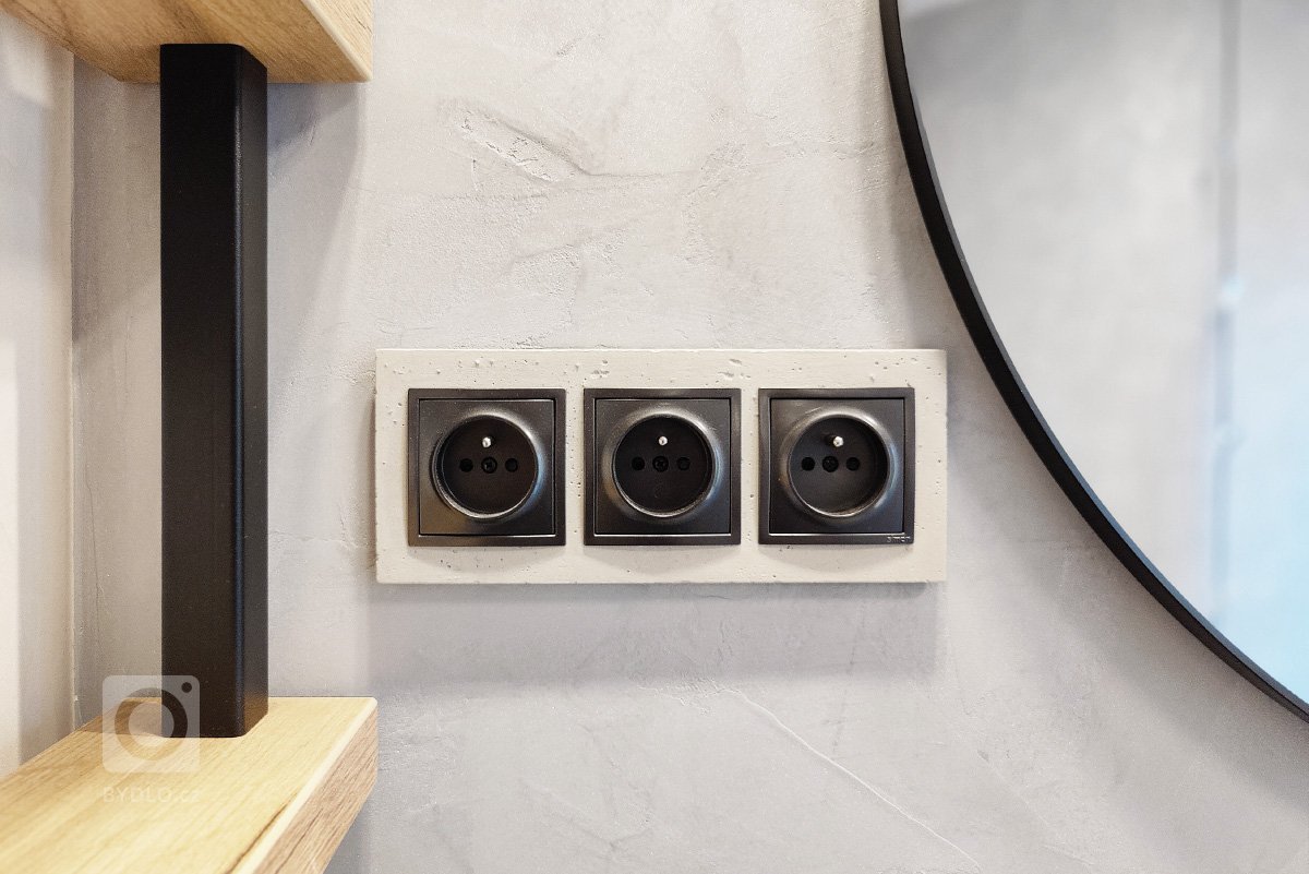 Pro mladý pracující pár, který tráví hodně času prací, ale má rád svou pohodu doma, vznikl návrh interiéru s&nbsp;důrazem na přírodní materiály. Bylo to…