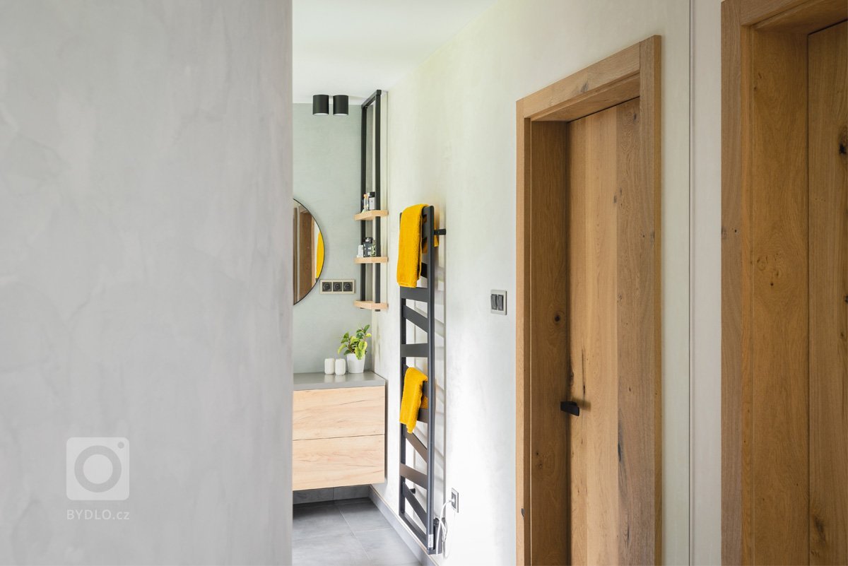 Pro mladý pracující pár, který tráví hodně času prací, ale má rád svou pohodu doma, vznikl návrh interiéru s&nbsp;důrazem na přírodní materiály. Bylo to…