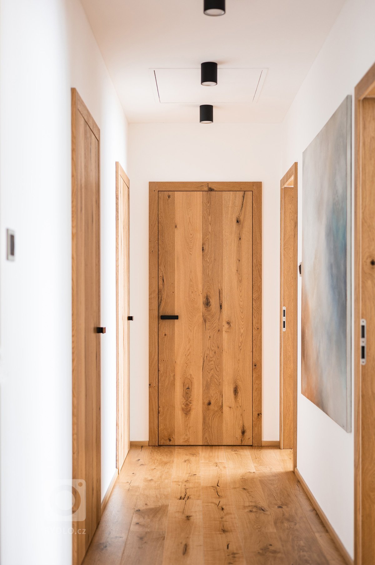 Pro mladý pracující pár, který tráví hodně času prací, ale má rád svou pohodu doma, vznikl návrh interiéru s&nbsp;důrazem na přírodní materiály. Bylo to…