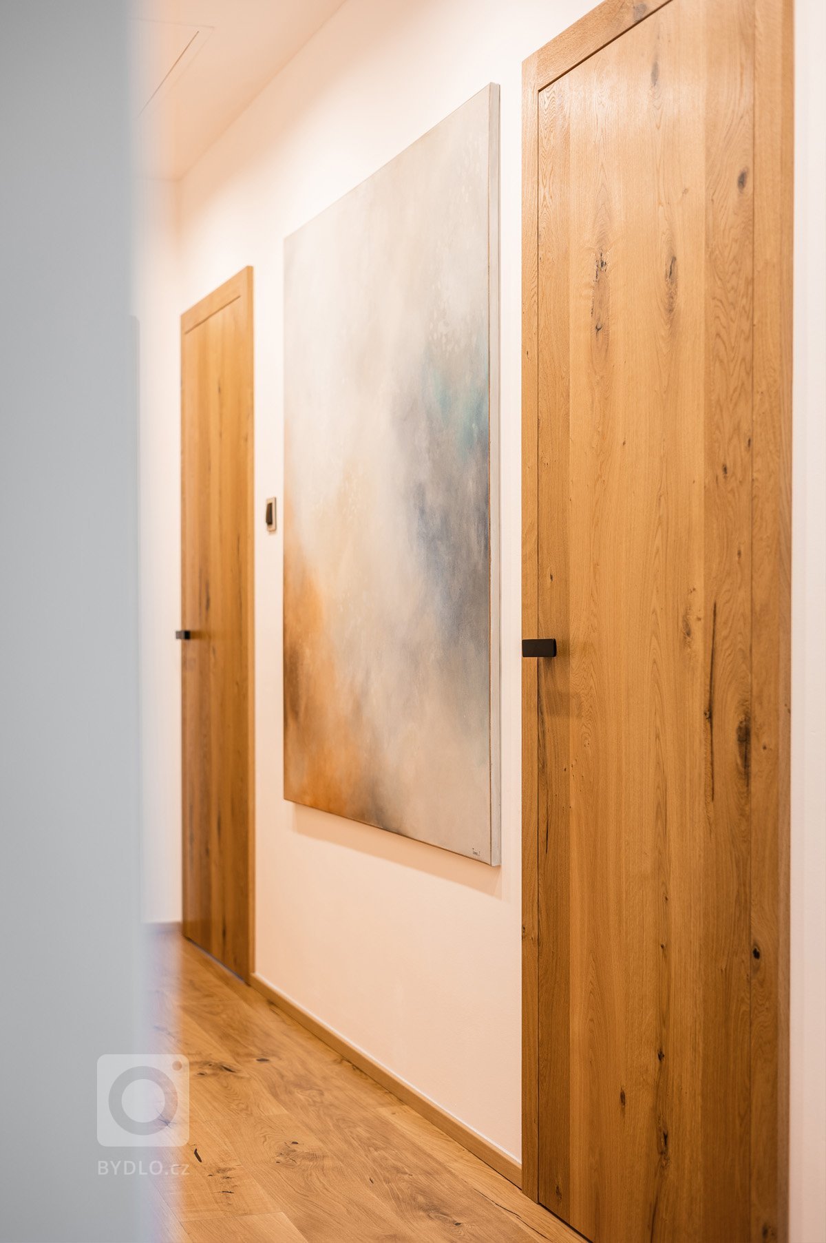 Pro mladý pracující pár, který tráví hodně času prací, ale má rád svou pohodu doma, vznikl návrh interiéru s&nbsp;důrazem na přírodní materiály. Bylo to…