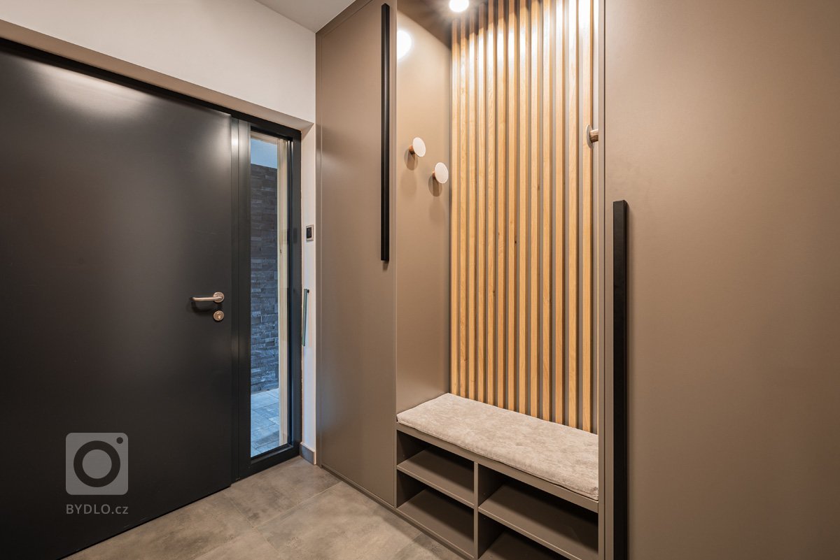 Pro mladý pracující pár, který tráví hodně času prací, ale má rád svou pohodu doma, vznikl návrh interiéru s&nbsp;důrazem na přírodní materiály. Bylo to…