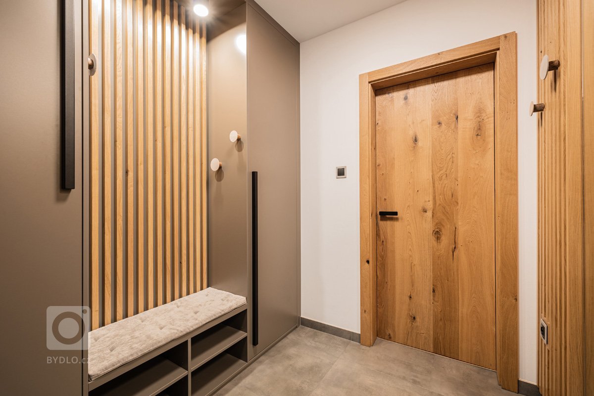 Pro mladý pracující pár, který tráví hodně času prací, ale má rád svou pohodu doma, vznikl návrh interiéru s&nbsp;důrazem na přírodní materiály. Bylo to…