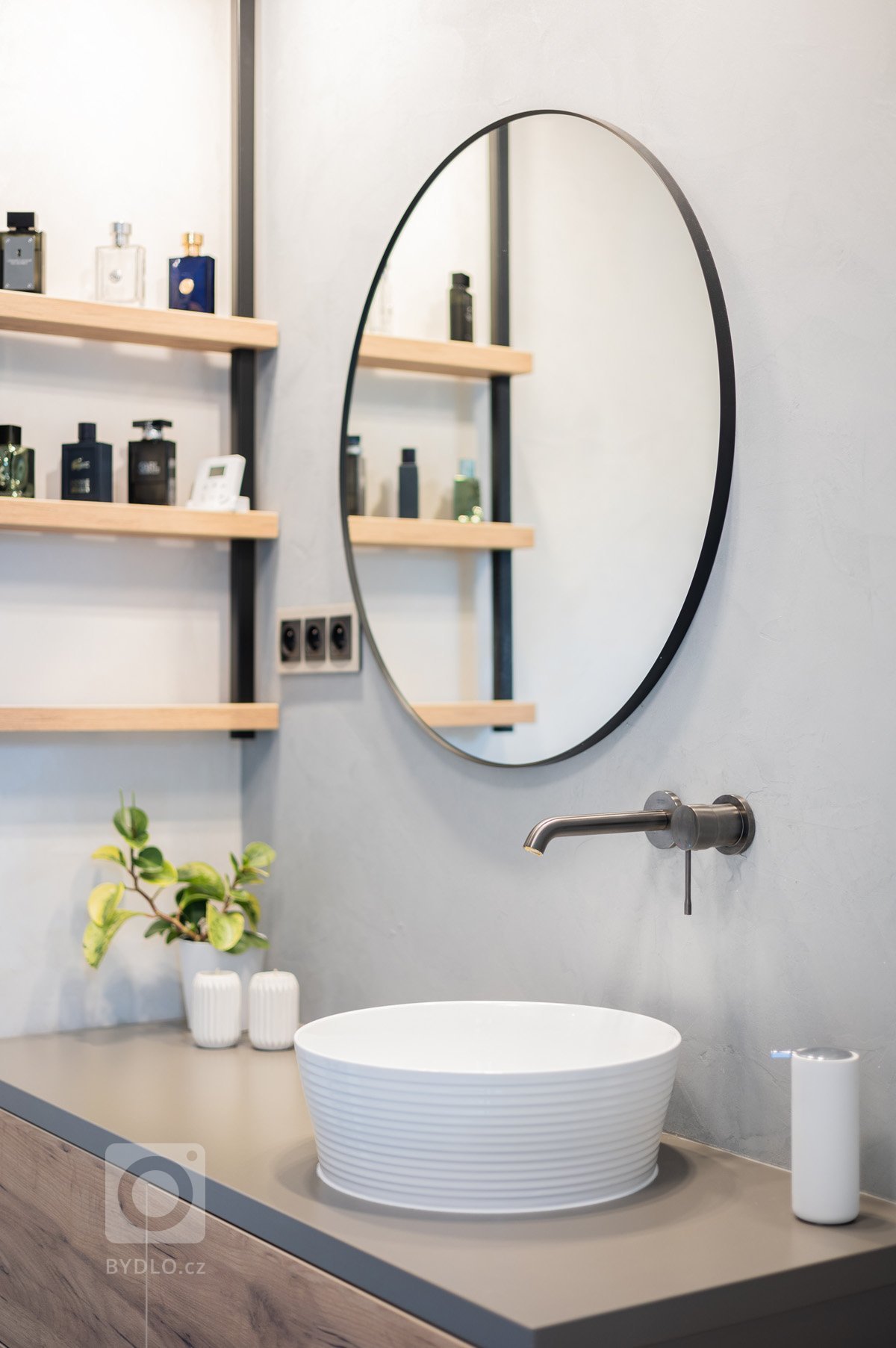 Pro mladý pracující pár, který tráví hodně času prací, ale má rád svou pohodu doma, vznikl návrh interiéru s&nbsp;důrazem na přírodní materiály. Bylo to…